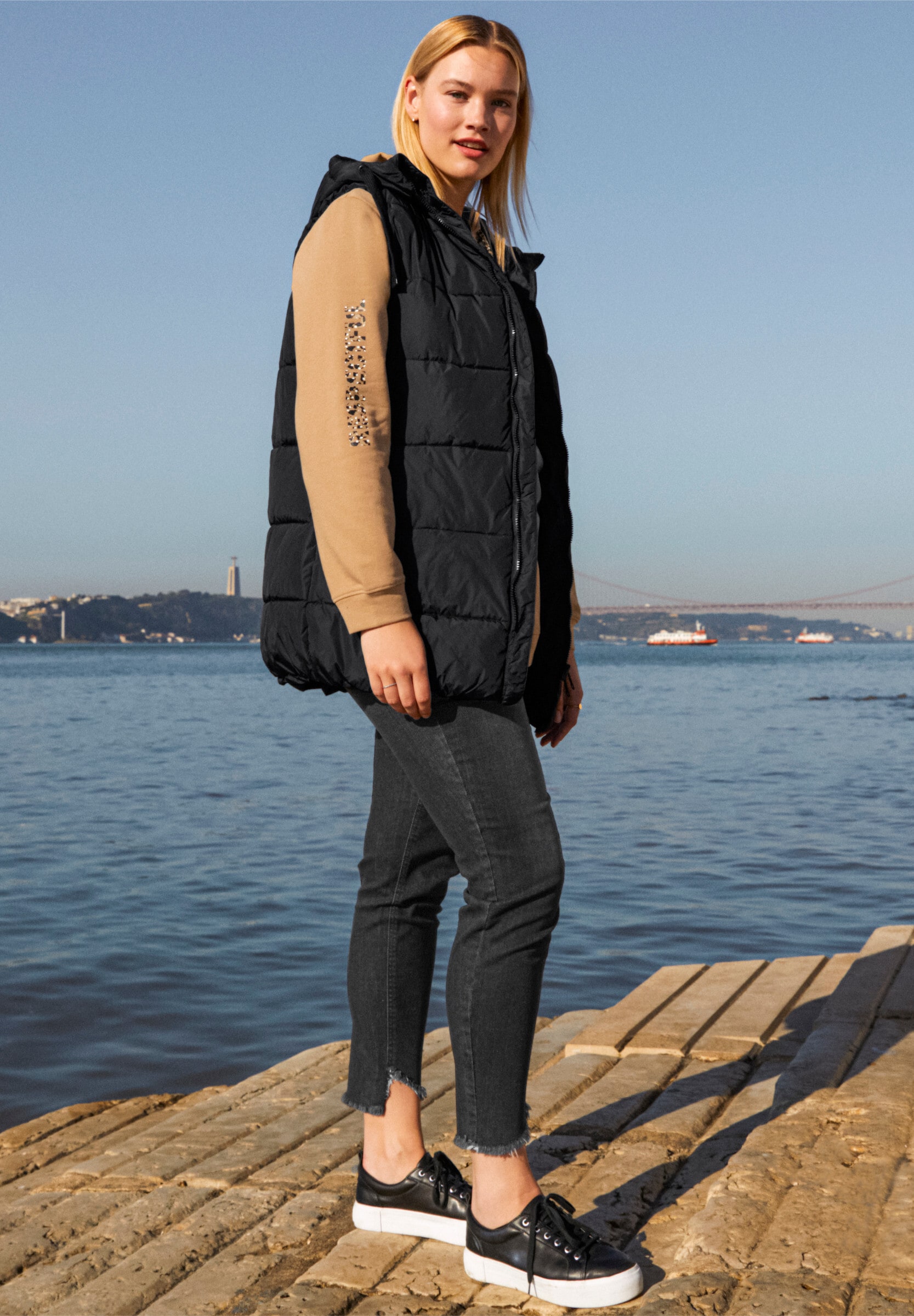 Sheego Steppweste »Steppweste Steppweste in A-Linie« in A-Linie, mit Kapuze und 2-Wege-Zipper