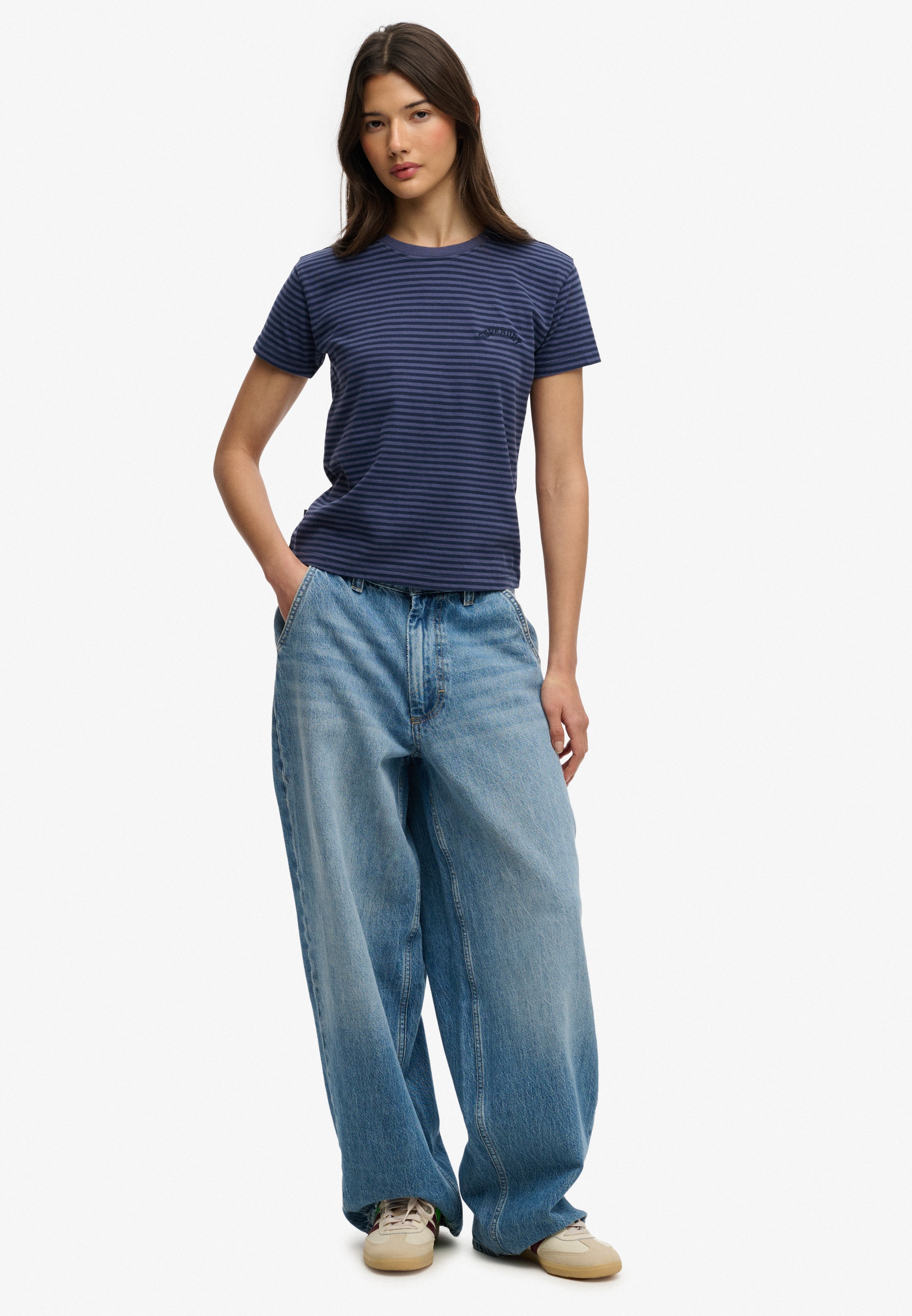 Superdry T-Shirt »ESSENTIAL LOGO STR FITTED TEE« angenehmes Tragegefühl durch besonders weiche Haptik