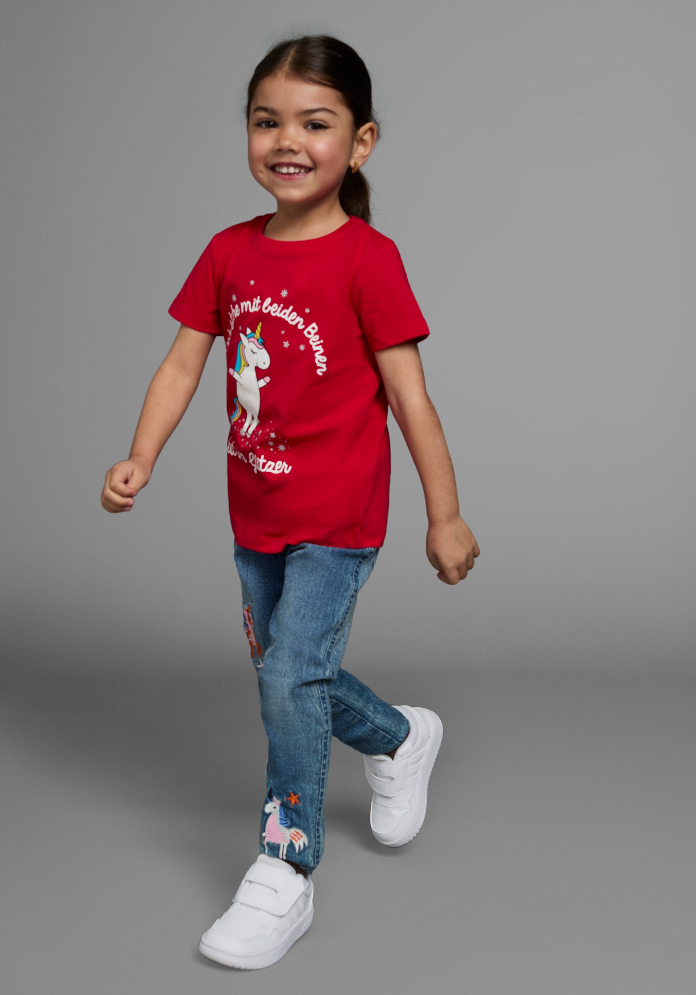 KIDSWORLD T-Shirt »Mit Einhorn-Druck und Glitzereffekten«, Kurzarm, hüftlange Passform, mit stylischem Print