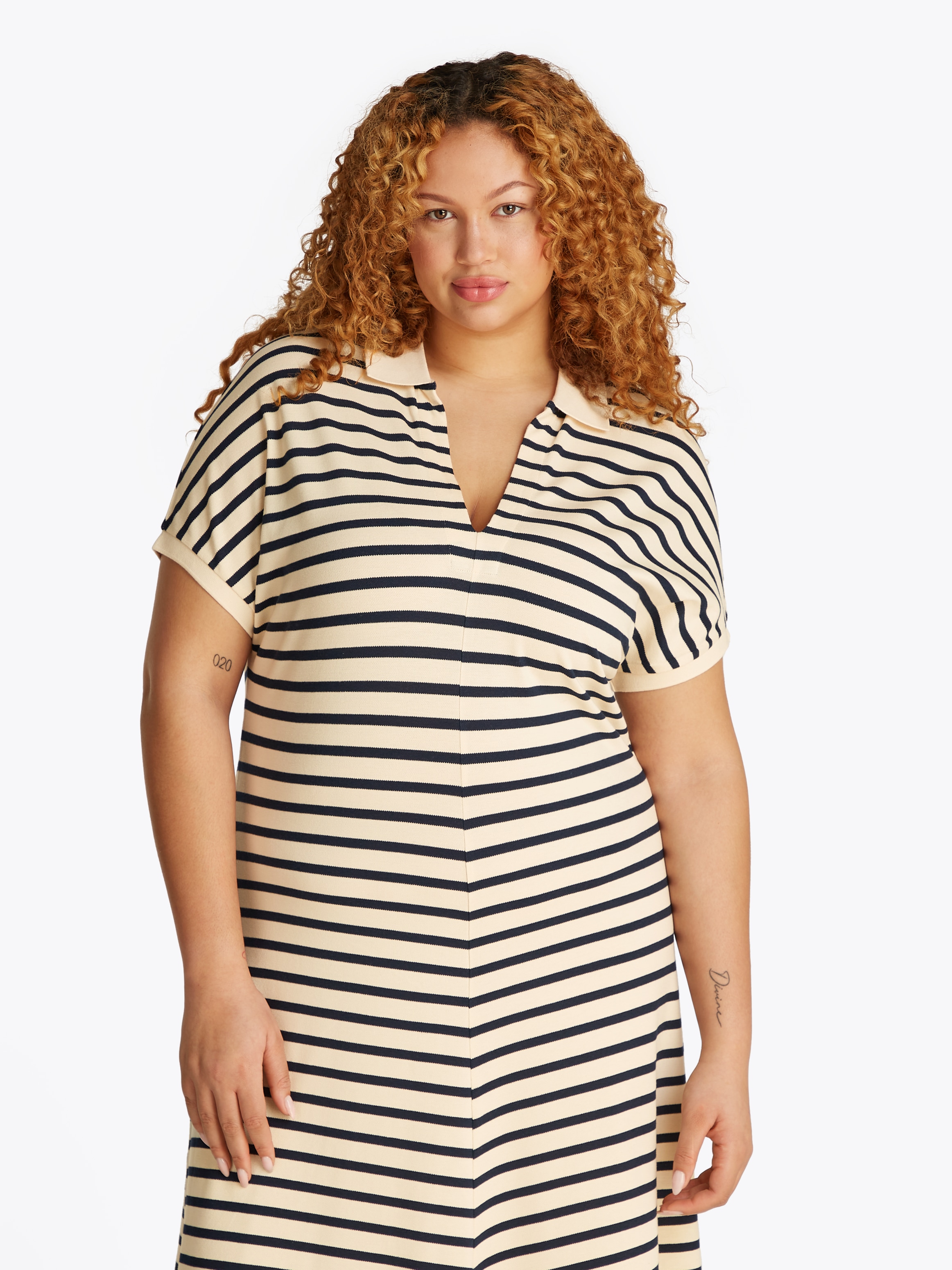 Tommy Hilfiger Curve Midikleid »CRV LYOCELL OPEN-NK MIDI DRESS«, in Großen Größen, Logostickerei, V-Ausschnitt