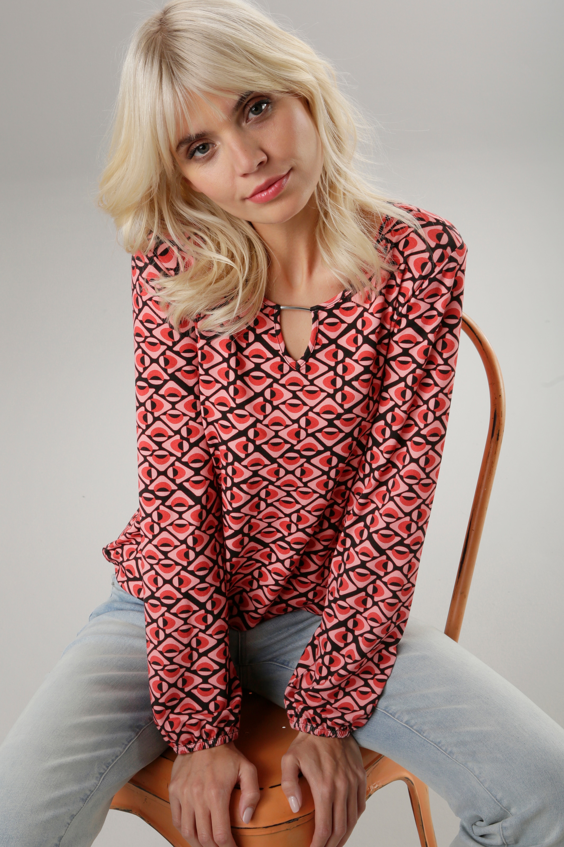 Aniston SELECTED Rundhalsshirt, mit Shop Ausschnitt am Cut-Out und im bestellen OTTO Zierdetail Online