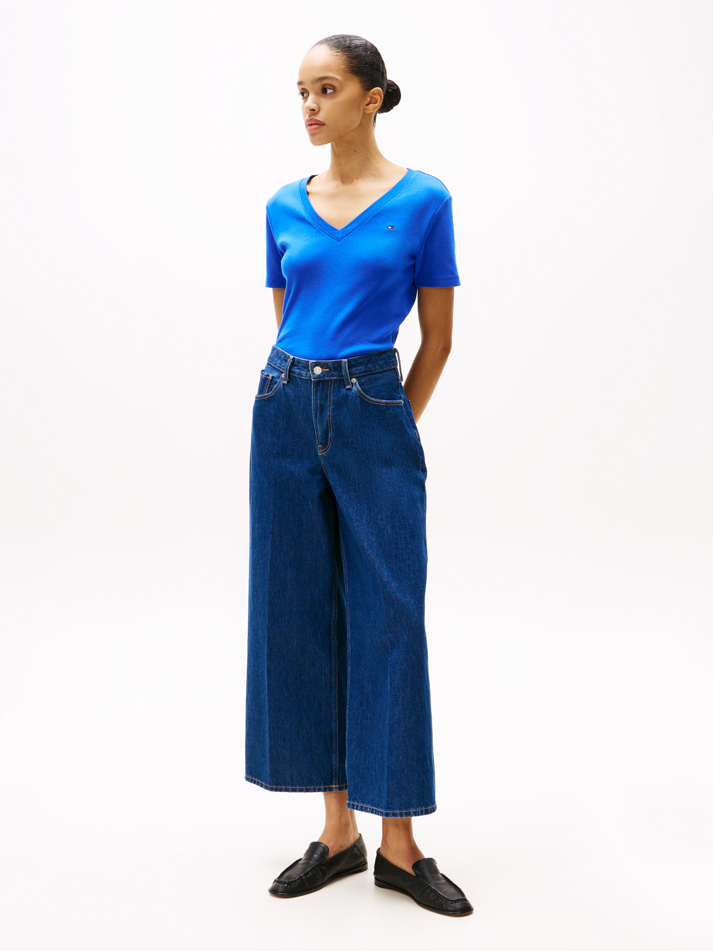 Tommy Hilfiger T-Shirt »SLIM CODY V-NK SS«, mit Logostickerei
