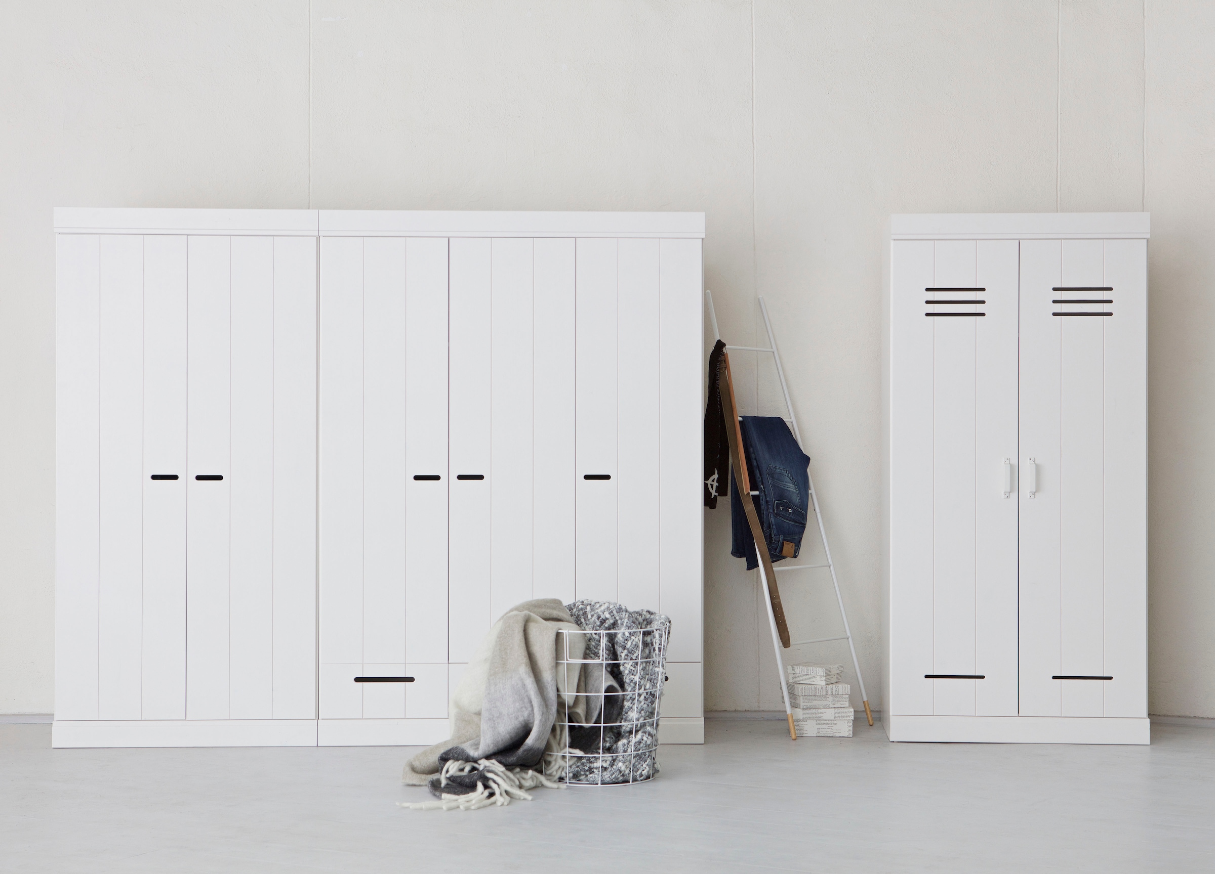 WOOOD Kleiderschrank »Connect mit Streifen-Türen mit Schlitzen (3-türig)« FSC® Massivkiefer, Melamin-Innenraum
