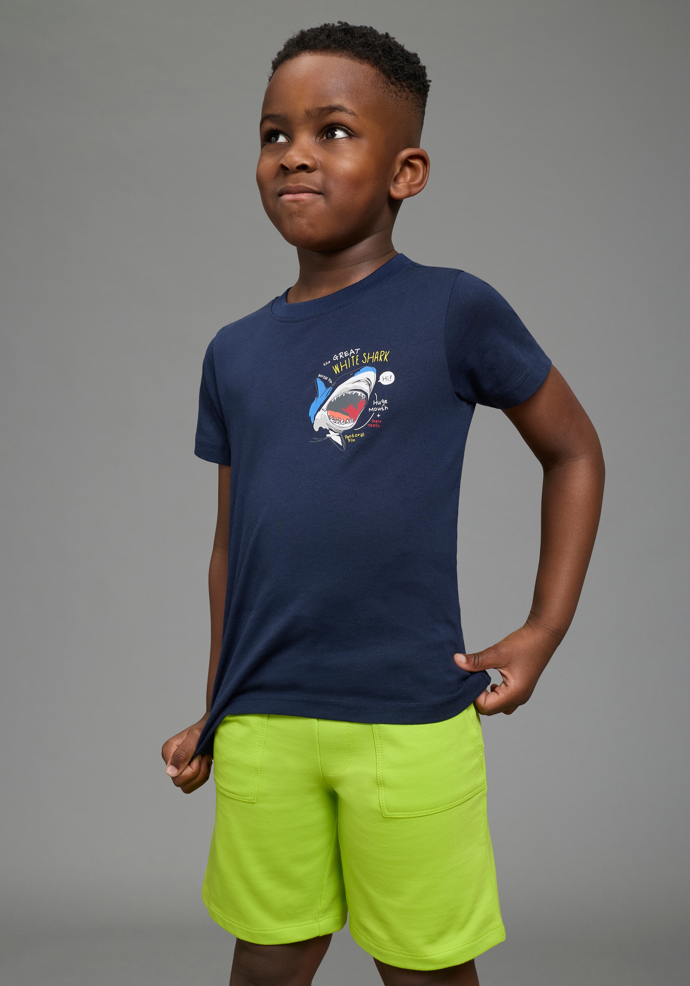 KIDSWORLD T-Shirt »2er Pack Shirts mit Hai Motiven für kleine Jungen« Packung, 2, 2 tlg. modischer Stil, mit Rundhalsausschnitt, Kurzarm, bedruckt