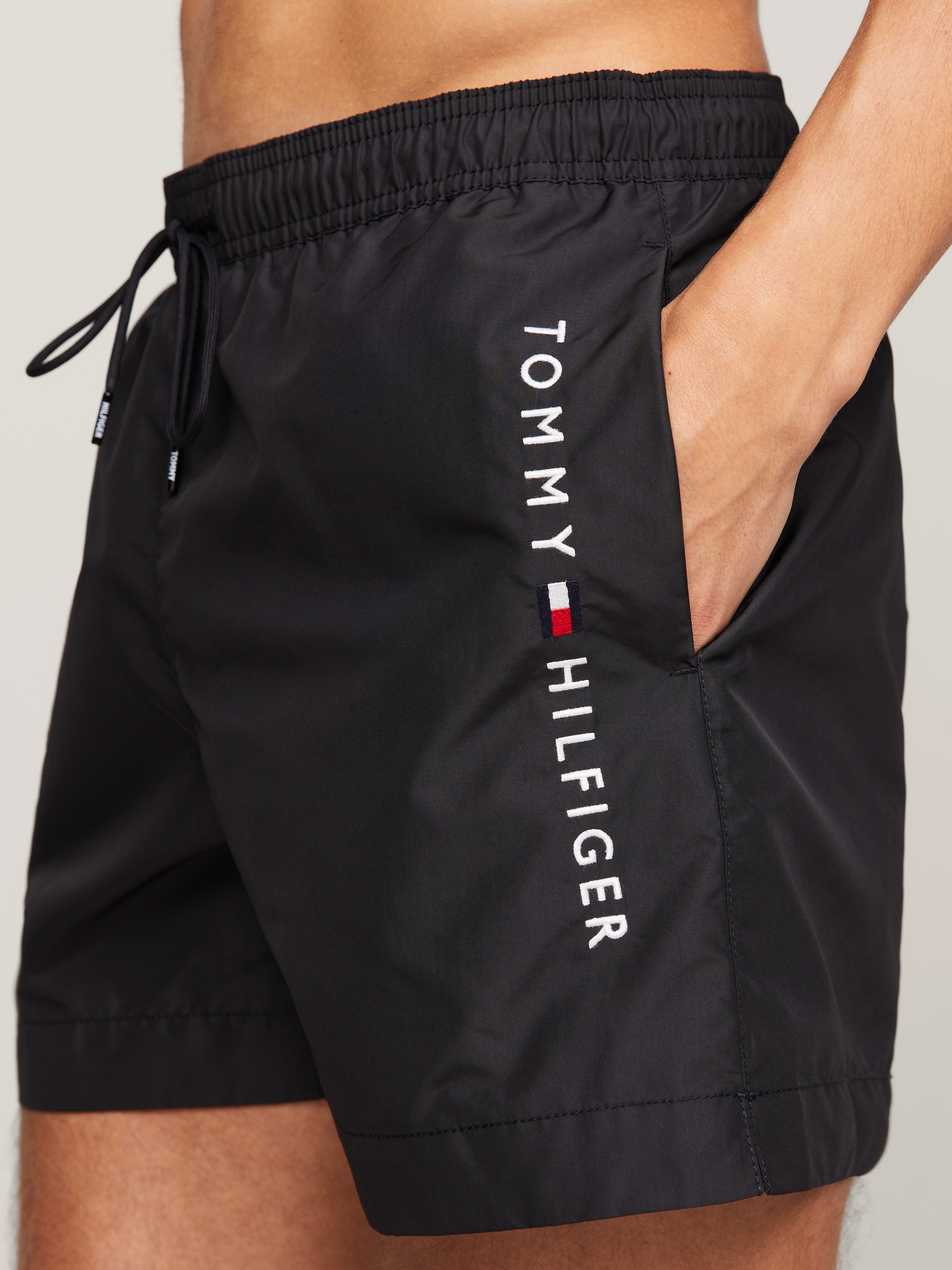 Tommy Hilfiger Swimwear Badeshorts »MEDIUM DRAWSTRING«, mit Logostickerei