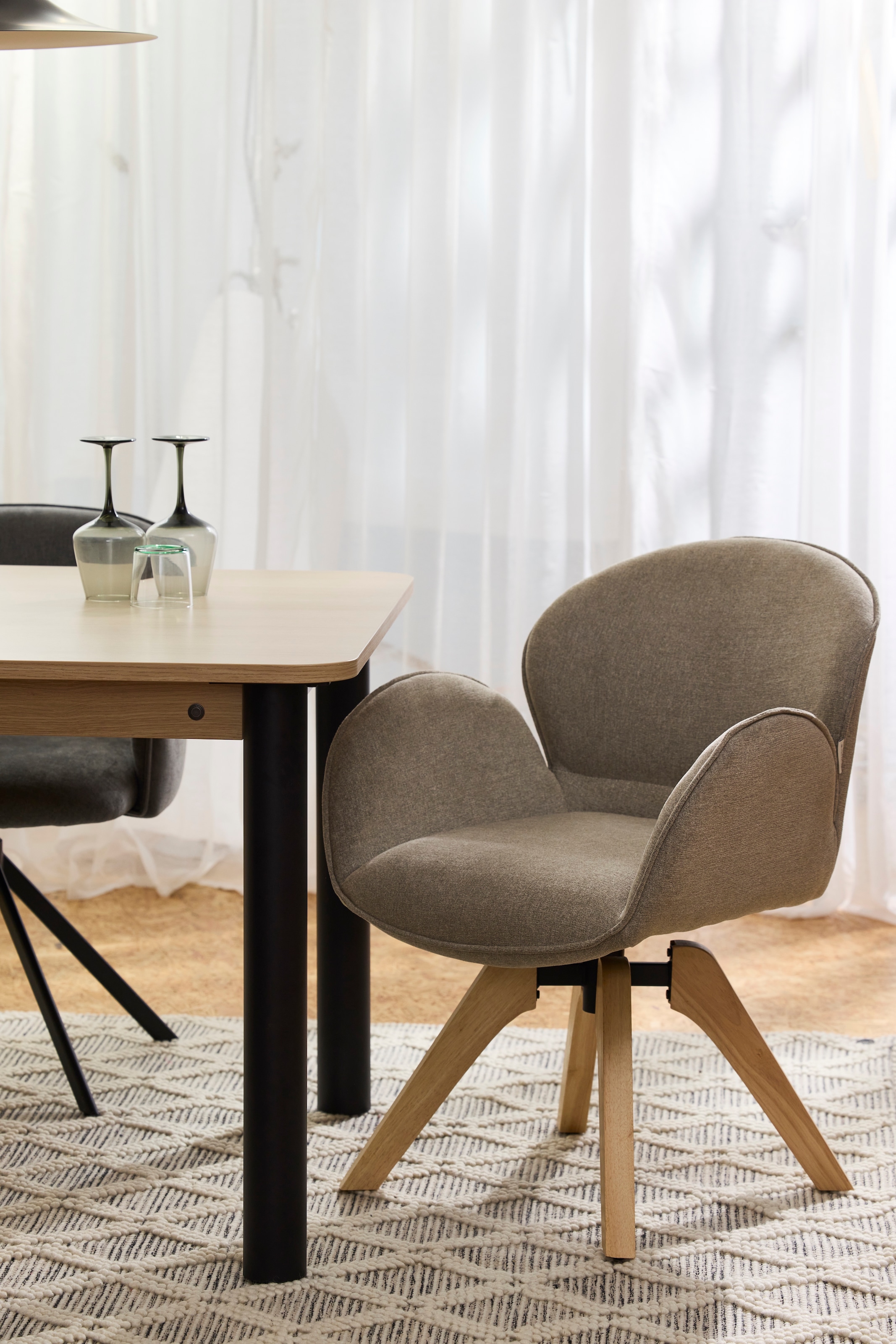 TOM TAILOR HOME Armlehnstuhl »WINGS ARMCHAIR«, (Set), 2 St., Chenille, mit Armlehnen, drehbar, Rückholfunktion, Massivholzgestell
