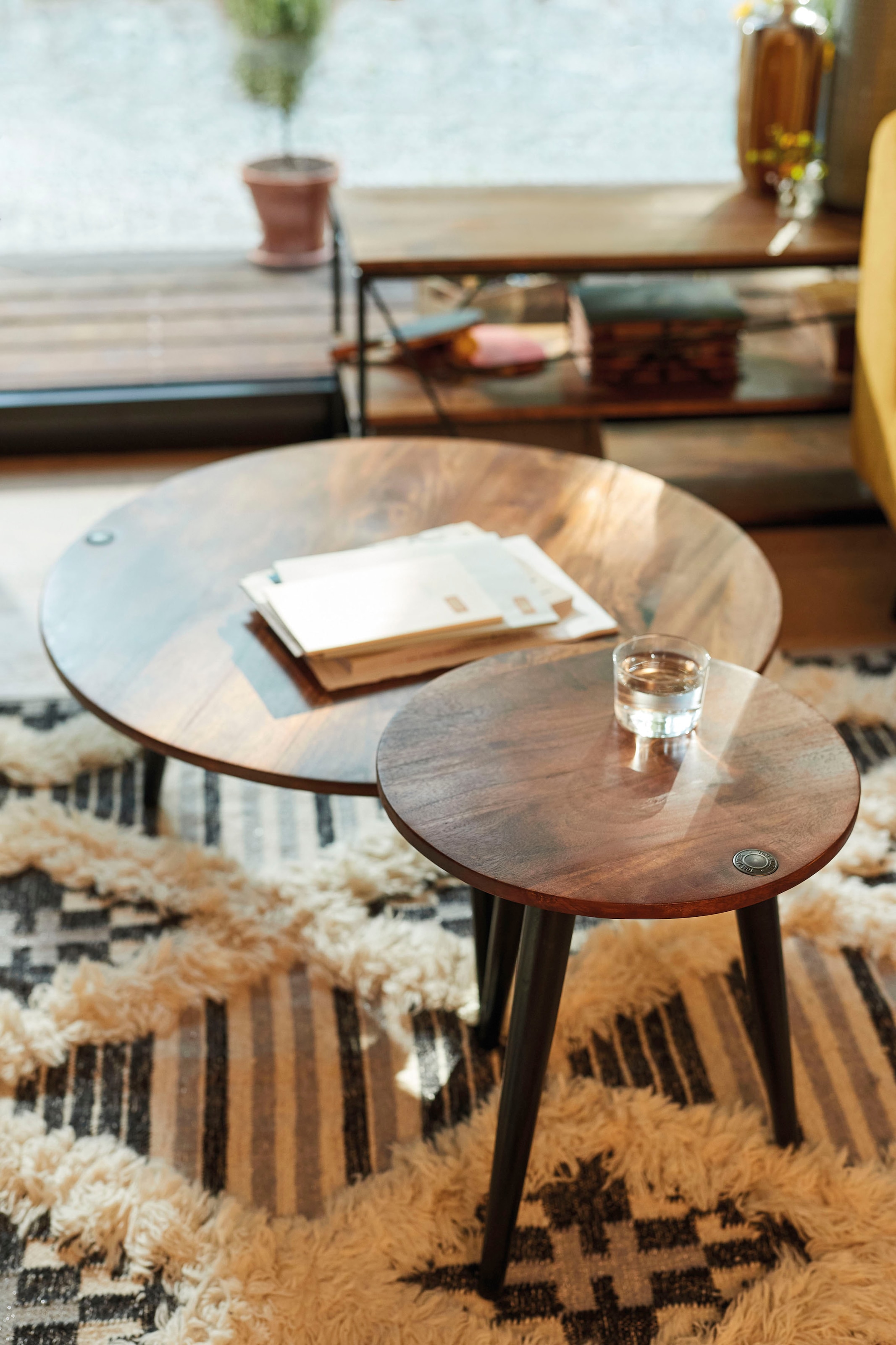 TOM TAILOR HOME Beistelltisch »T-WOOD TABLE HIGH«, Beistelltisch mit Knopfdetail, dunkles Mangoholz und schwarze Beine