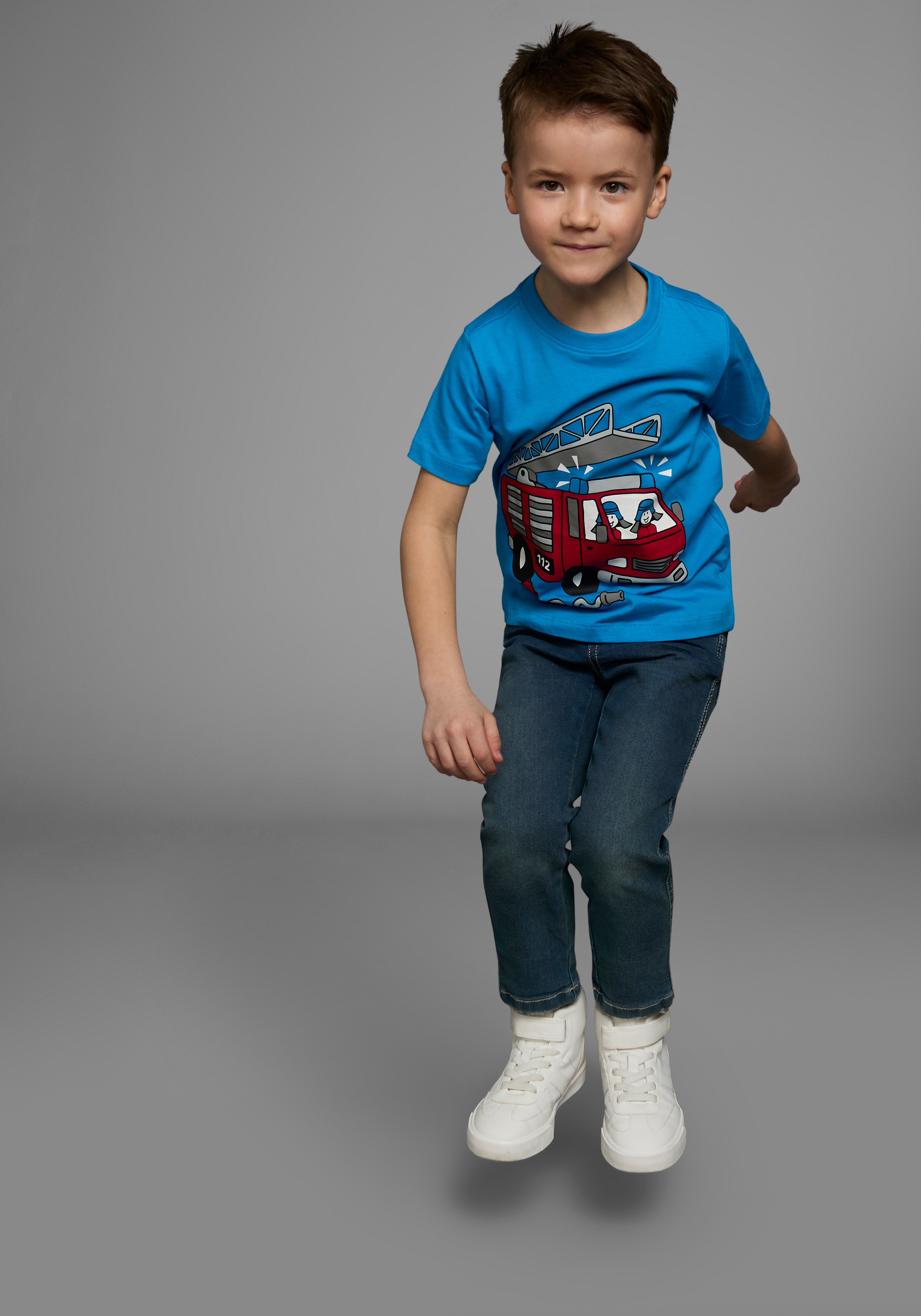 KIDSWORLD T-Shirt »Mit coolem FEUERWEHR Druck«, Kurzarm, Basic-Passform, mit stylischem Druck, Rundhalsausschnitt