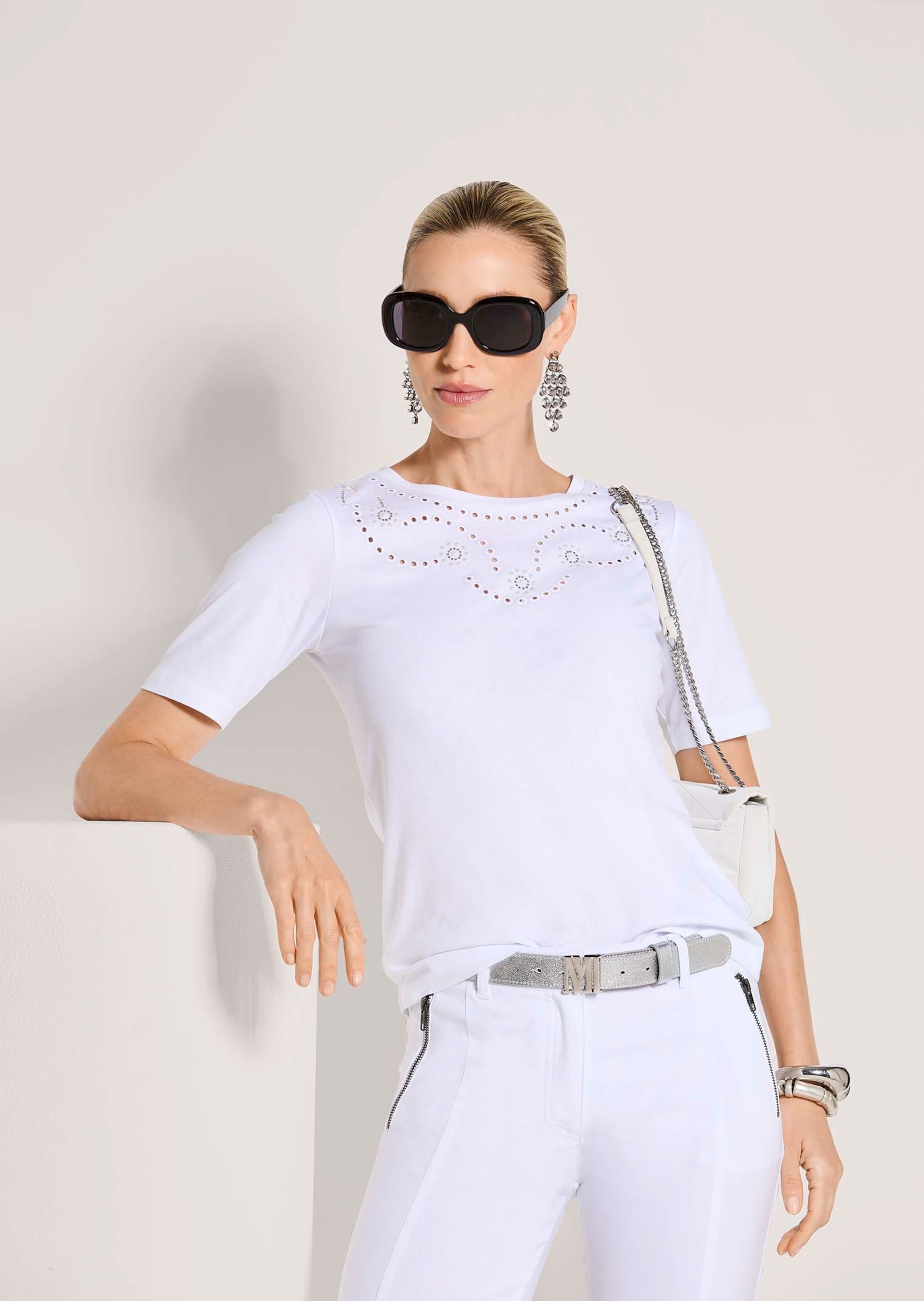 MADELEINE Kurzarmshirt »Shirt Elegantes Kurzarm-Oberteil mit Stickerei« Lochstickerei