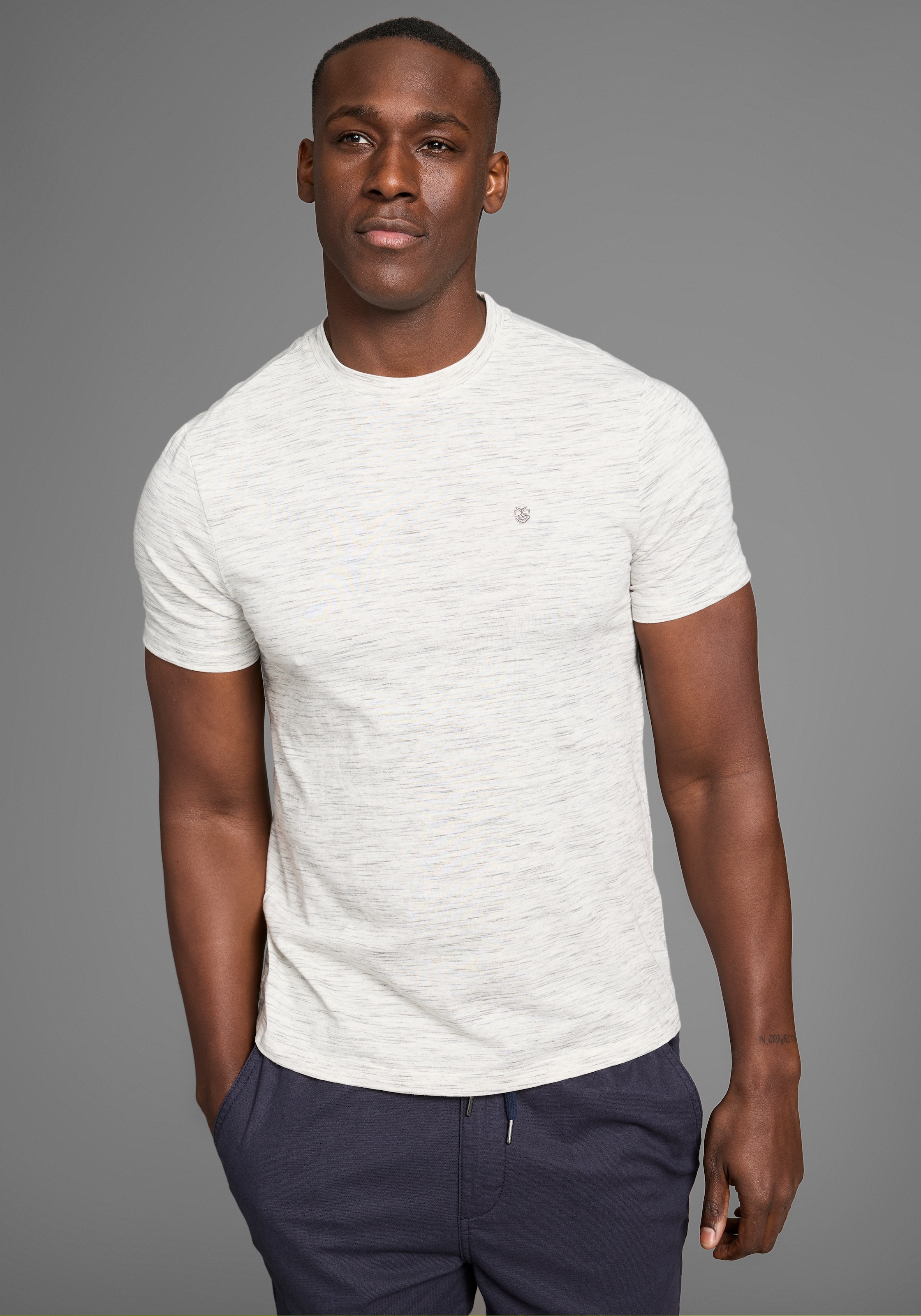 DELMAO T-Shirt, (Packung, 2-er Pack), in hochwertiger Melange-Optik mit dezenter Logo-Stickerei
