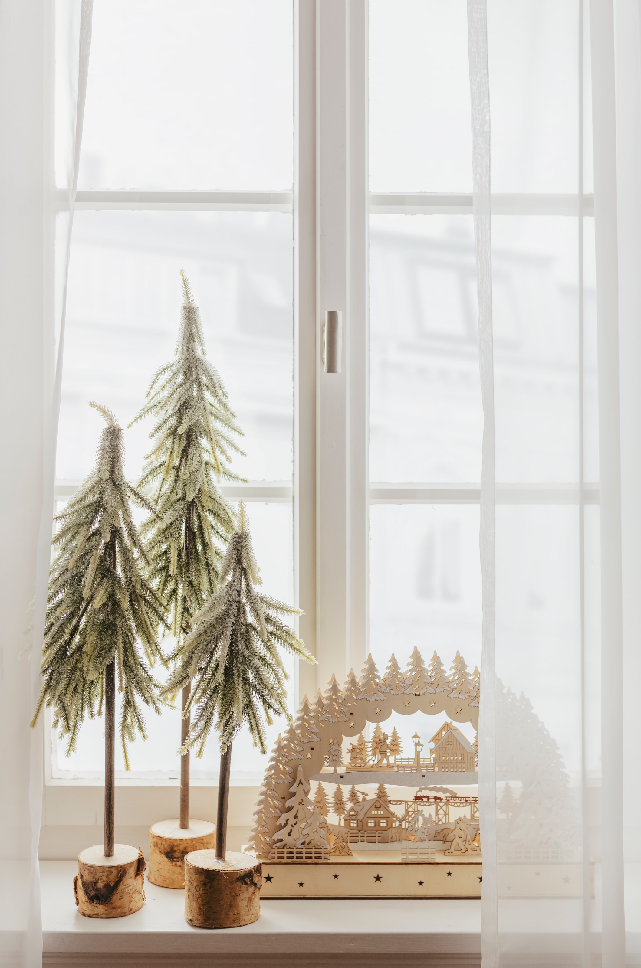 my home Dekobaum »Janosch, Weihnachtsdeko«, Fichtenstamm mit beschneiten Zweigen auf Holzsockel