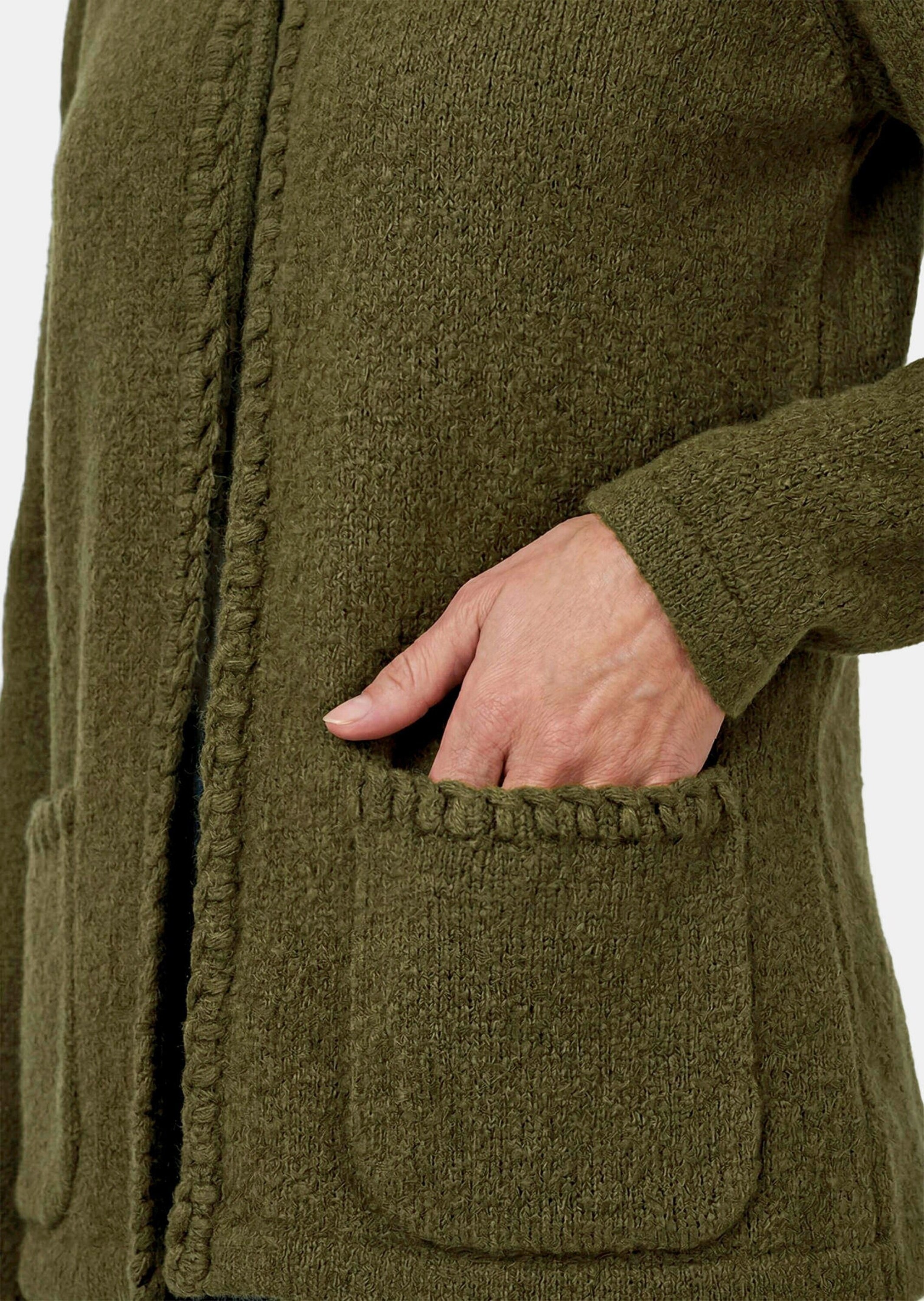 GOLDNER Strickjacke »Kurzgröße Strickcardigan mit Häkchenverschluss« Kanten mit Zierstick aus Strickband