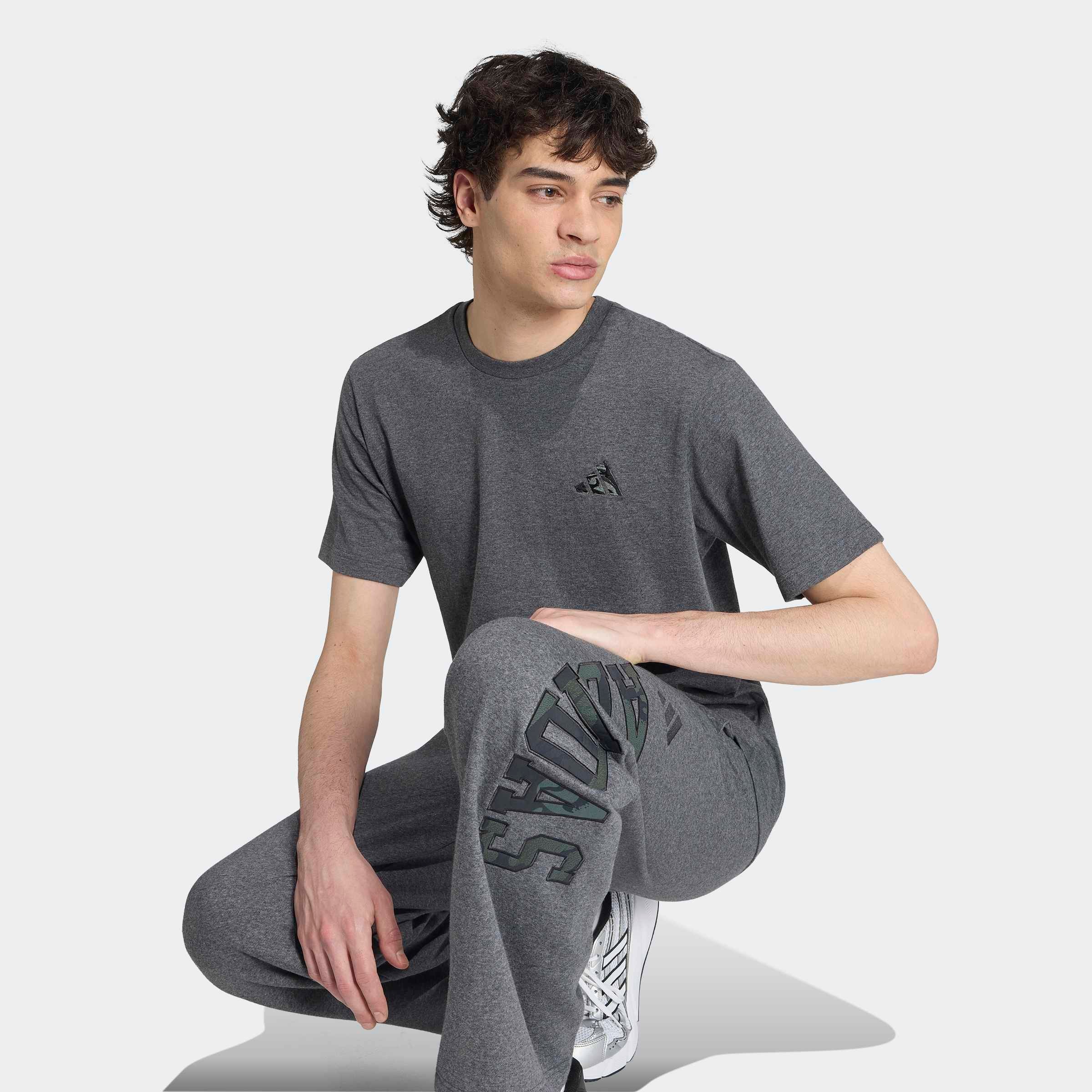 adidas Sportswear T-Shirt »CAMO GRAFIK, KLEINE LOGOSTICKEREI«