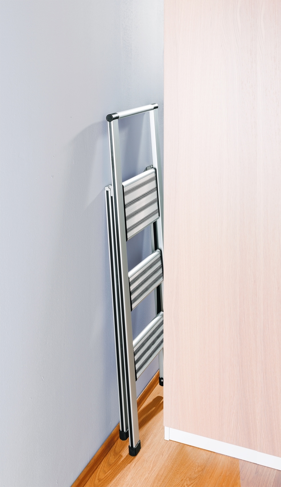 WENKO Trittleiter »Modell Alu-Design«, Klapptritt Leiter, rutschsichere XXL-Stufen, klappbar, bis 150 kg