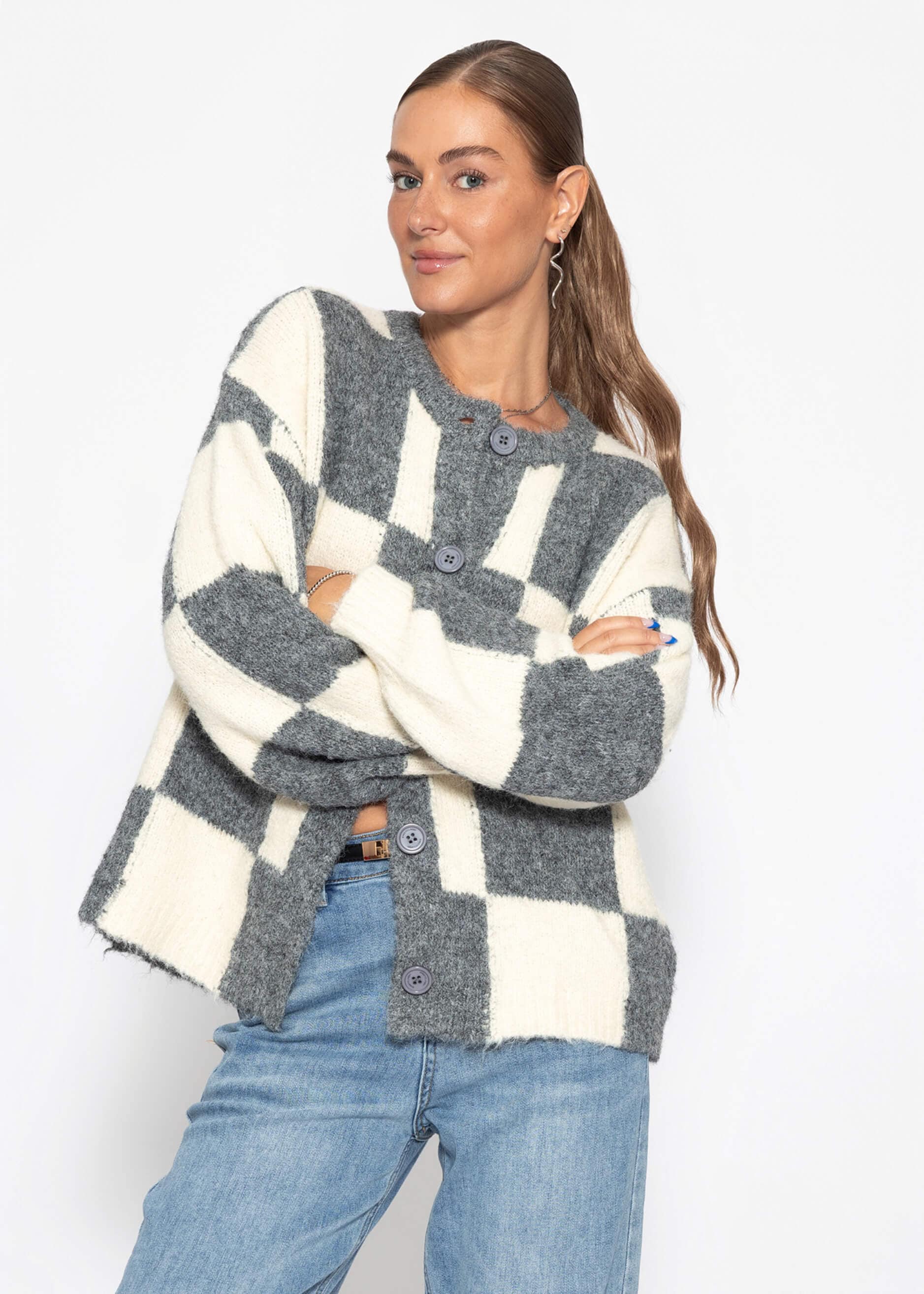 SASSYCLASSY Cardigan »Cardigan im Karomuster« Moderne Strickjacke geometrische Formen in Grau