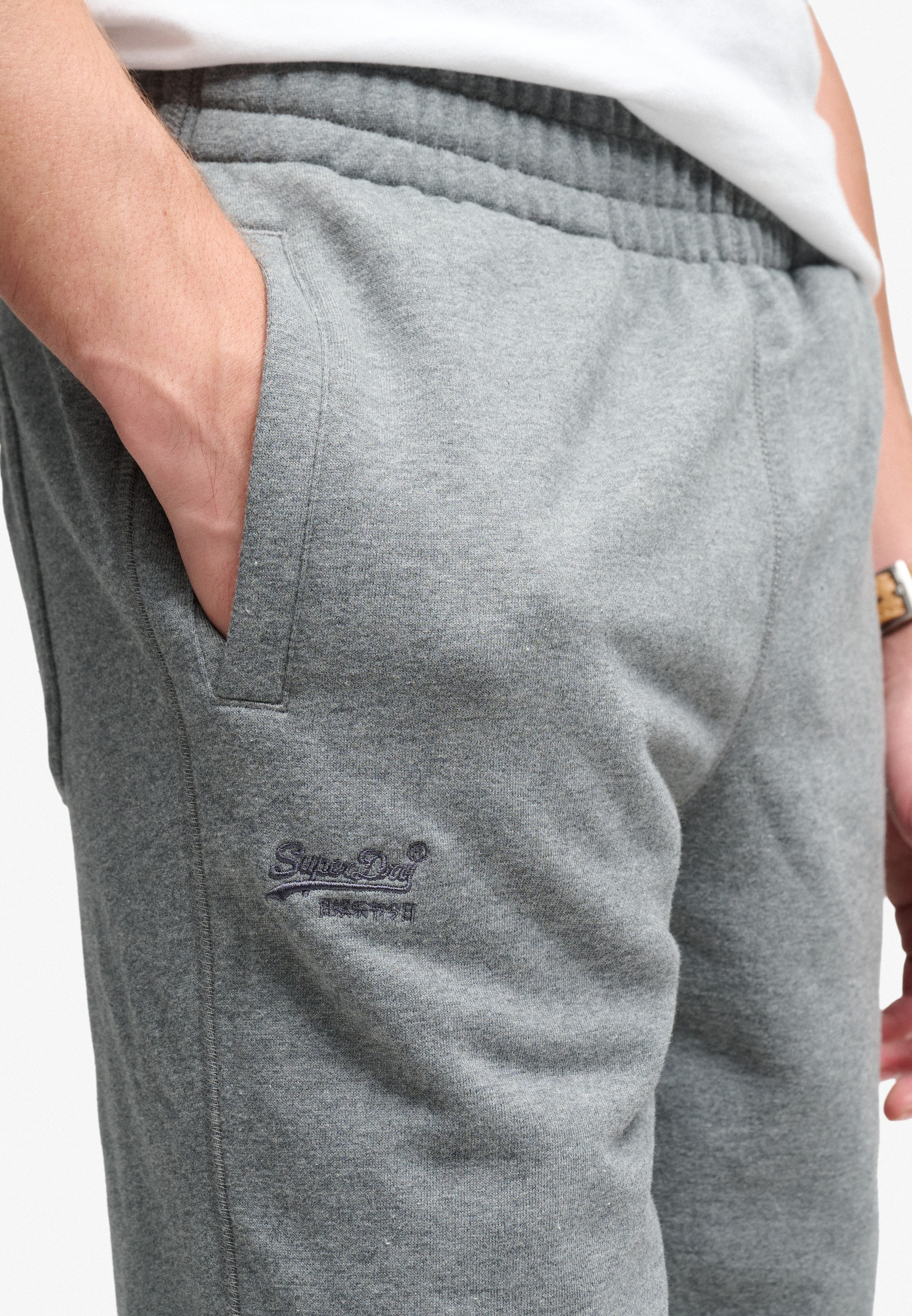 Superdry Sweathose »ESSENTIAL LOGO JOGGERS HB«  aus Baumwollmischung, mit angerauter Sweatware, Relaxed Fit