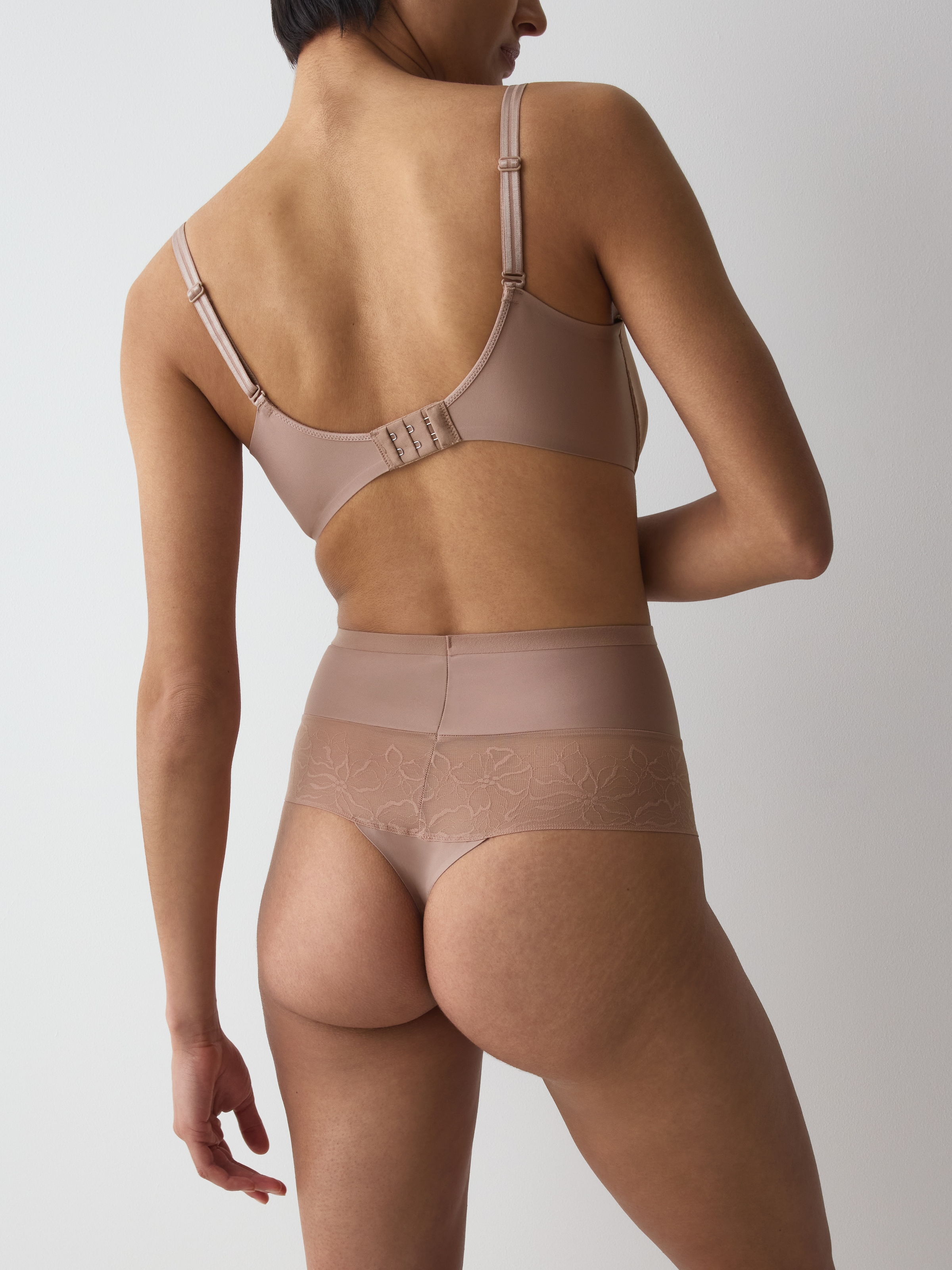 Triumph Slip »Comfort Contour Highwaist String« flache formende Spitze