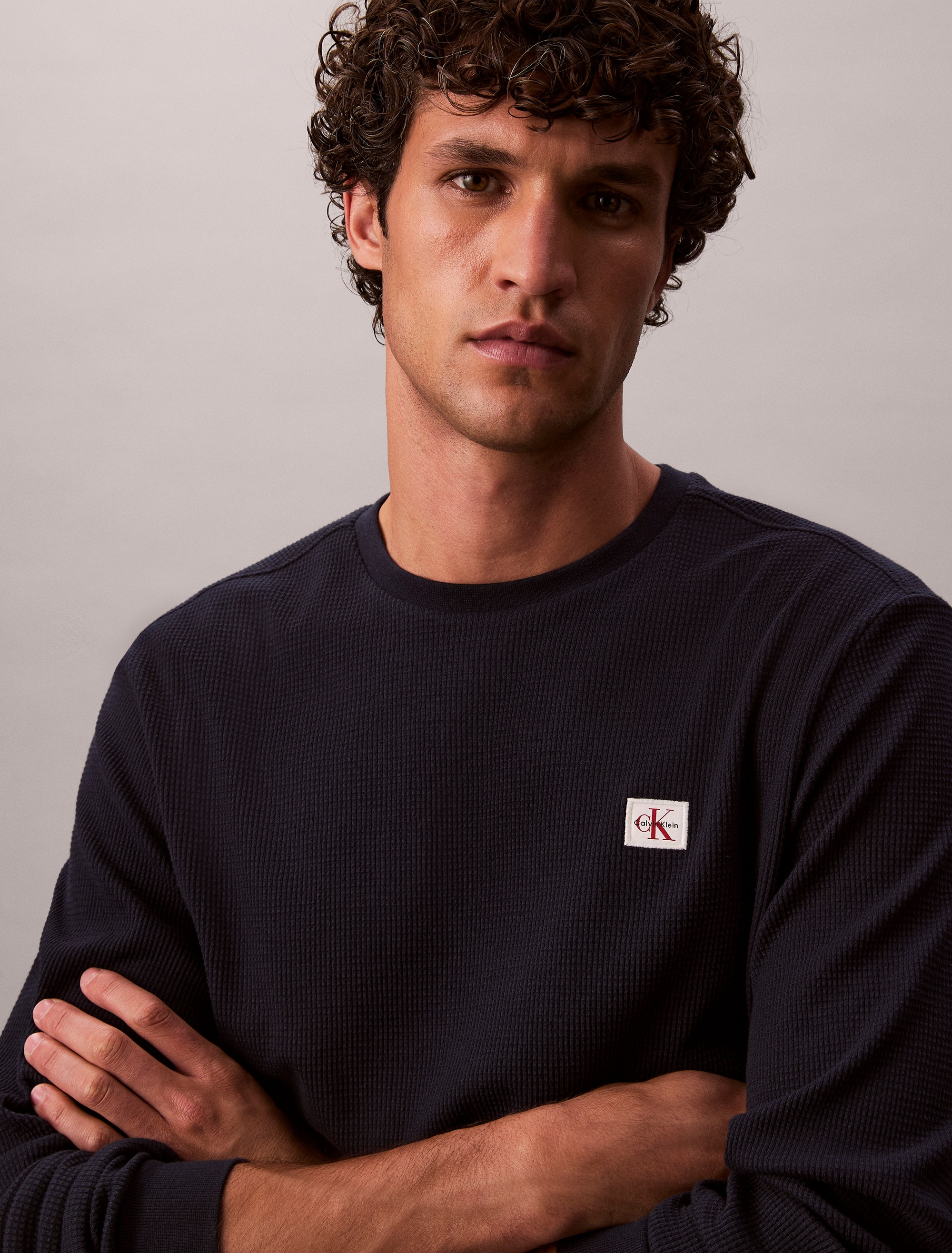 Calvin Klein Jeans Langarmshirt »LS WAFFLE BADGE CREWNK TEE«, Mit Rundhalsausschnitt