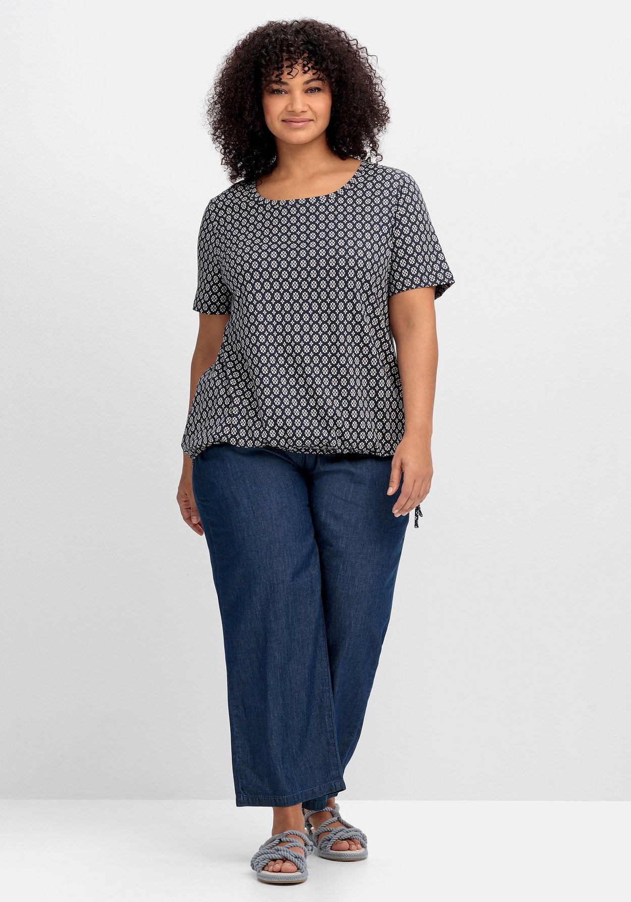 Sheego T-Shirt »Shirt mit Tunnelzug am Saum und Alloverprint«, mit Tunnelzug am Saum und Alloverprint