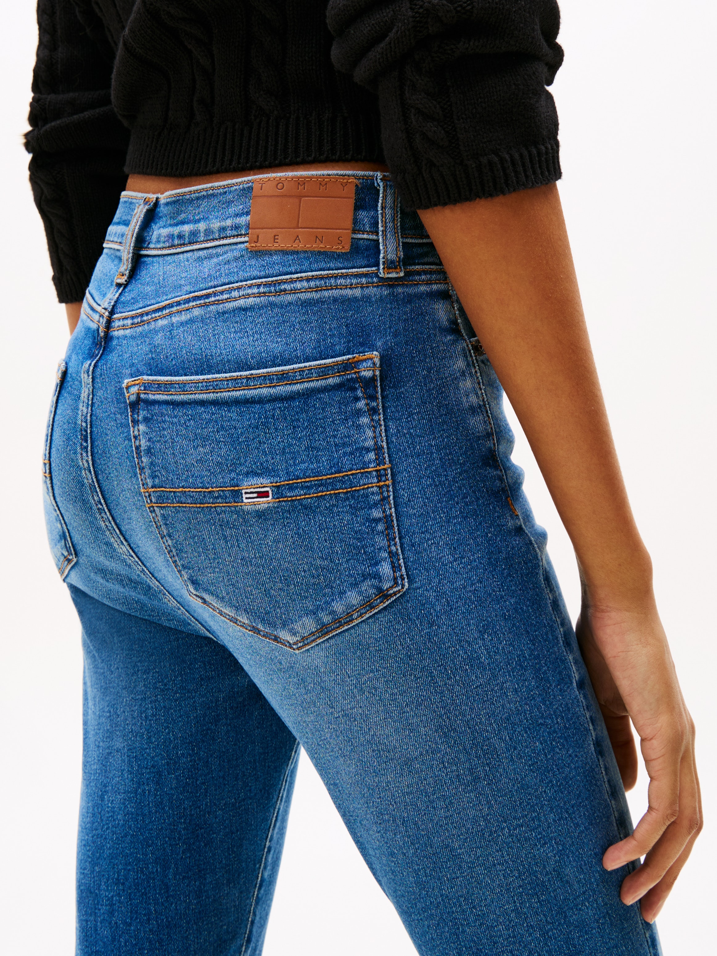 Tommy Jeans Bootcut-Jeans »SYLVIA HGH FLR«, Weite Beinform und Logo Stickerei auf der Gesäßtasche