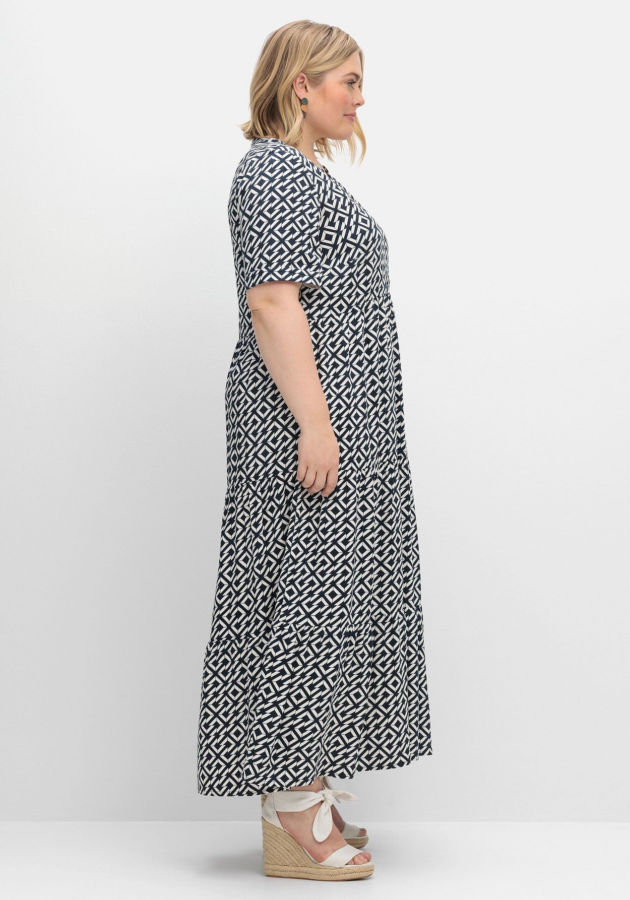 Sheego Maxikleid »Maxikleid mit Alloverprint und Stufenvolants«