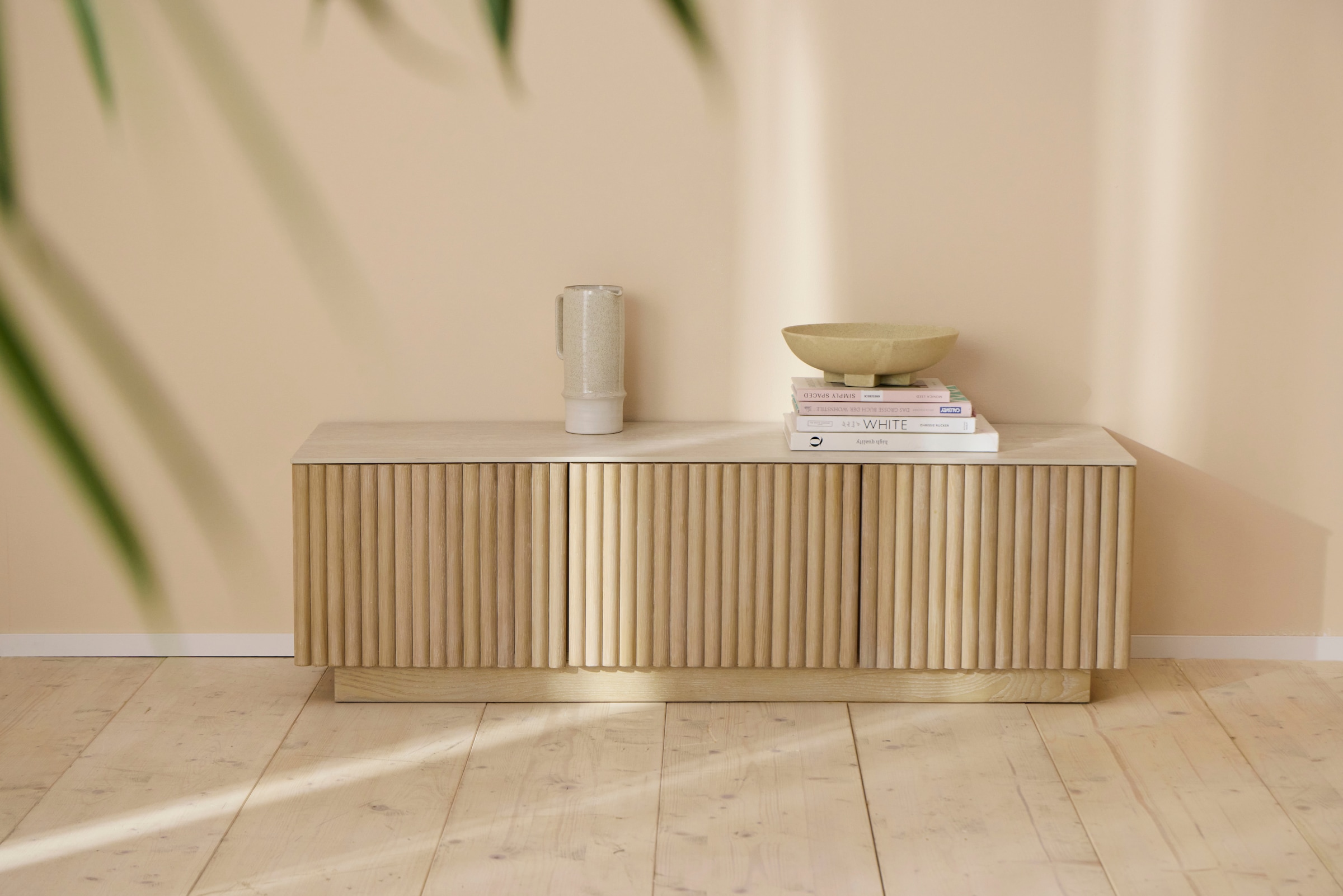 homsy by Ana Johnson TV-Schrank »Solva« Holzoptik aus Esche, geriffelte Front, Keramikplatte, Breite 138 cm