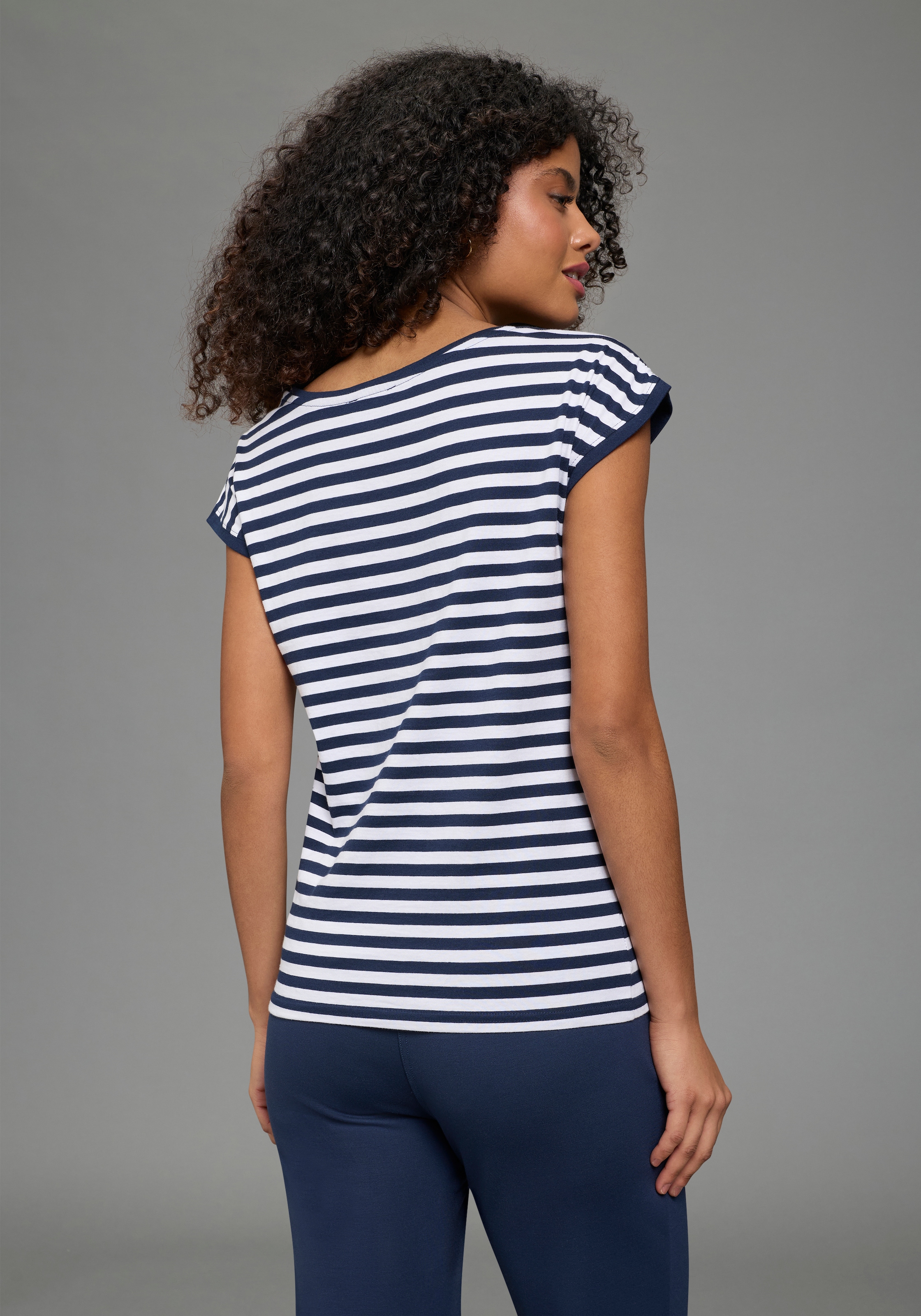 AJC Rundhalsshirt figurumspielende Passform, Rundhalsausschnitt mit Blende