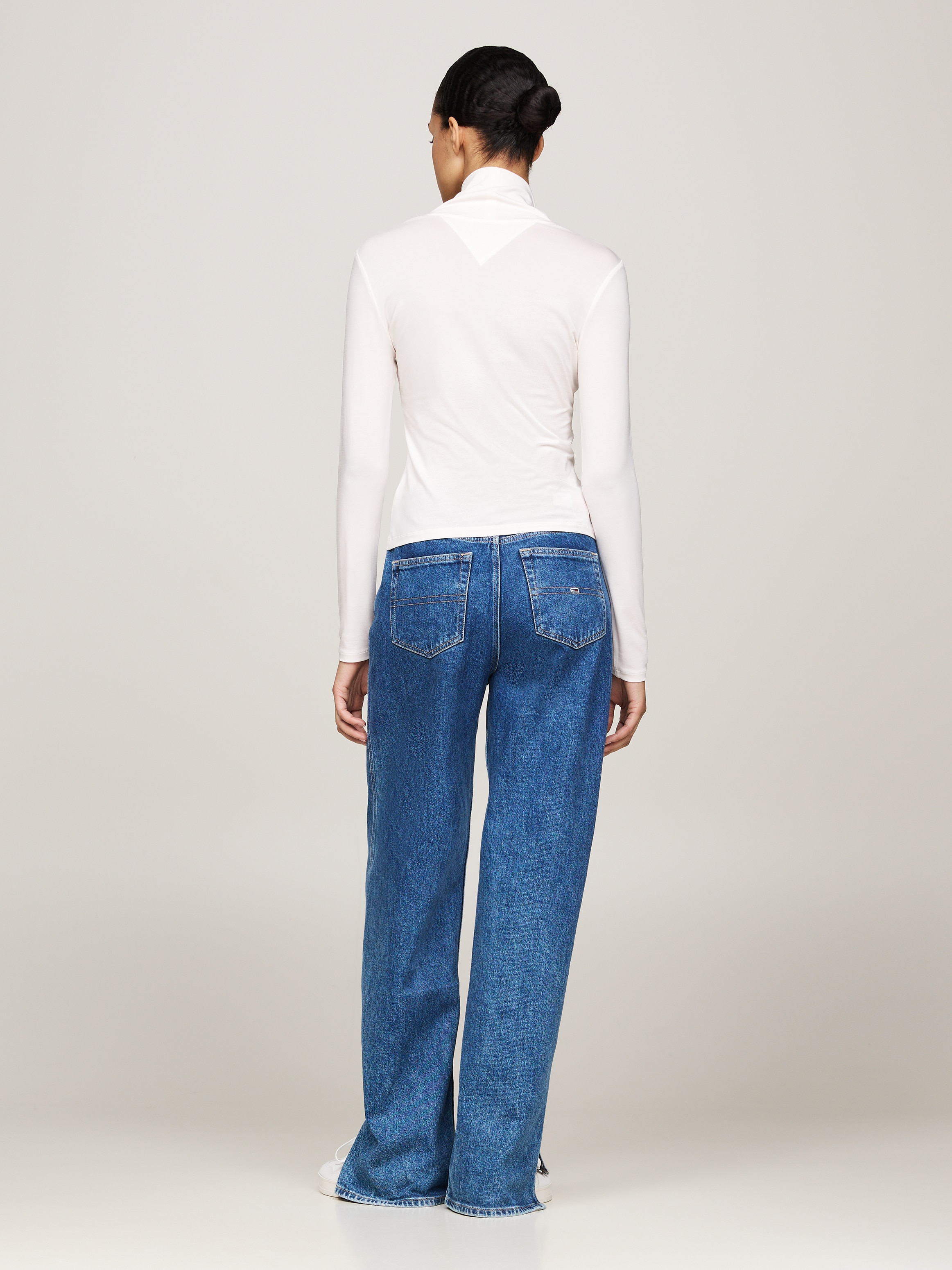 Tommy Jeans Langarmshirt »TJW SLIM BADGE MOCKNECK«, mit Logo-Badge
