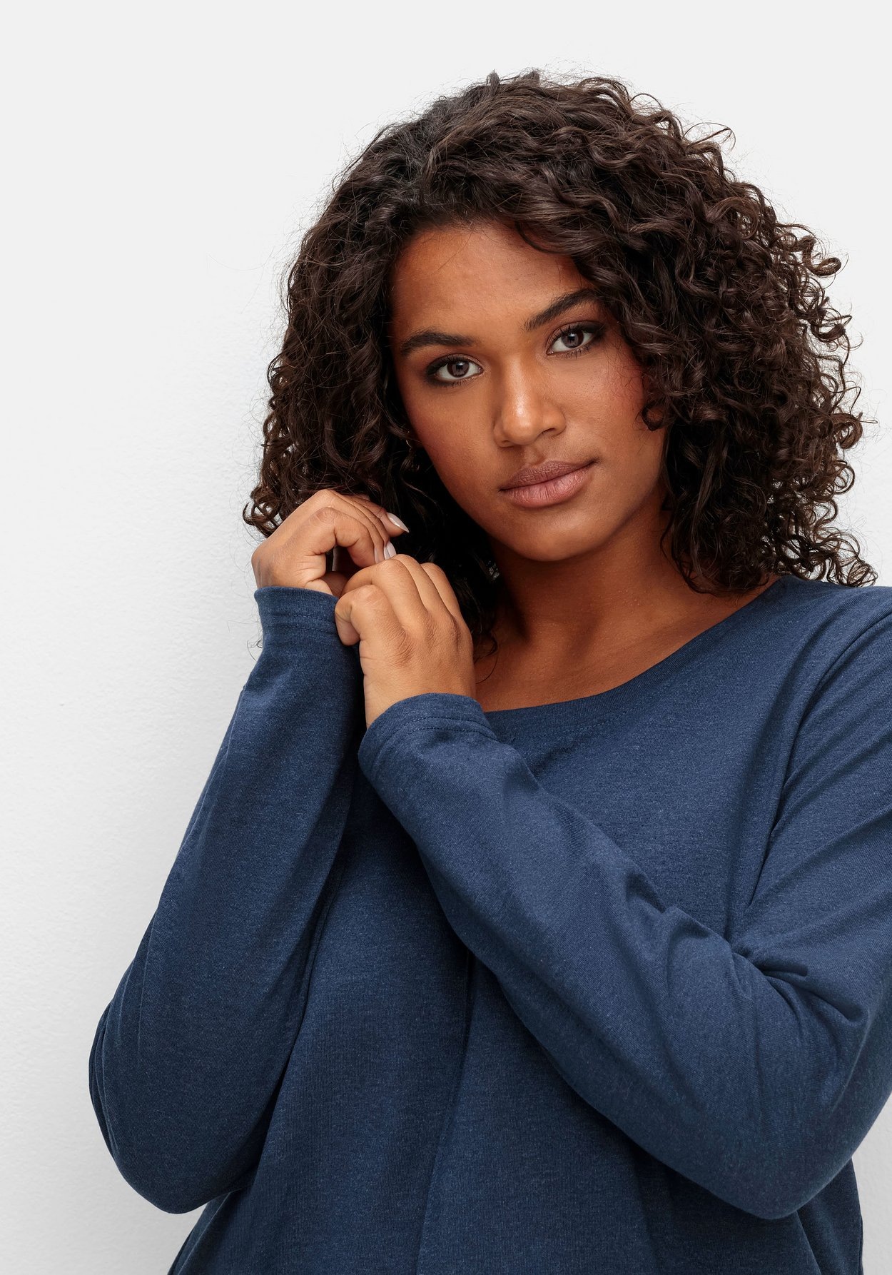 Sheego Langarmshirt »Fein meliertes Langarmshirt in A-Linie, mit Rundhals«