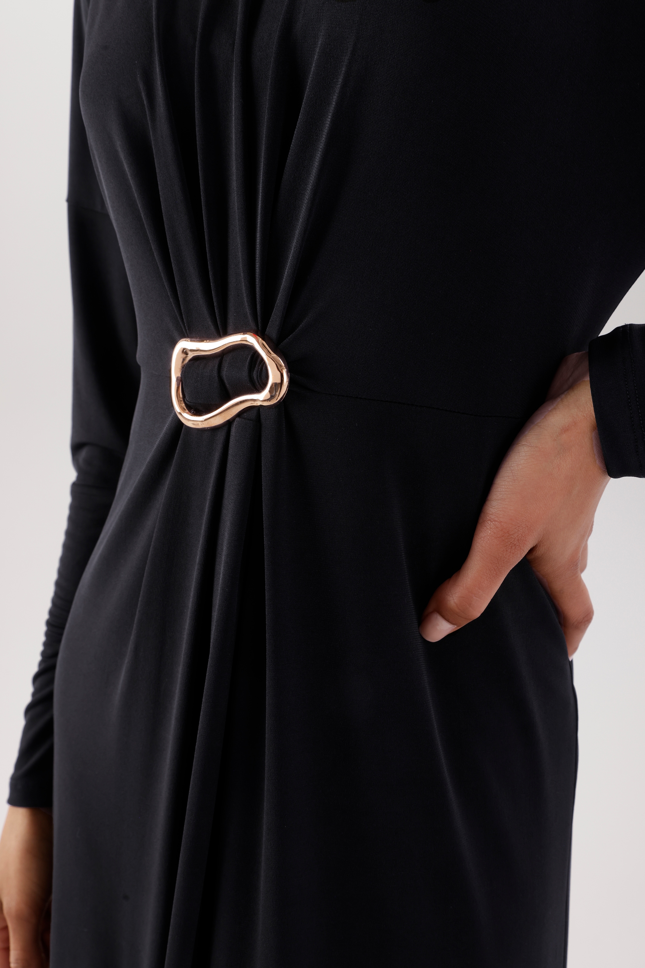 Aniston SELECTED Maxikleid schmeichelnde Raffung mit dekorativer Brosche - NEUE KOLLEKTION