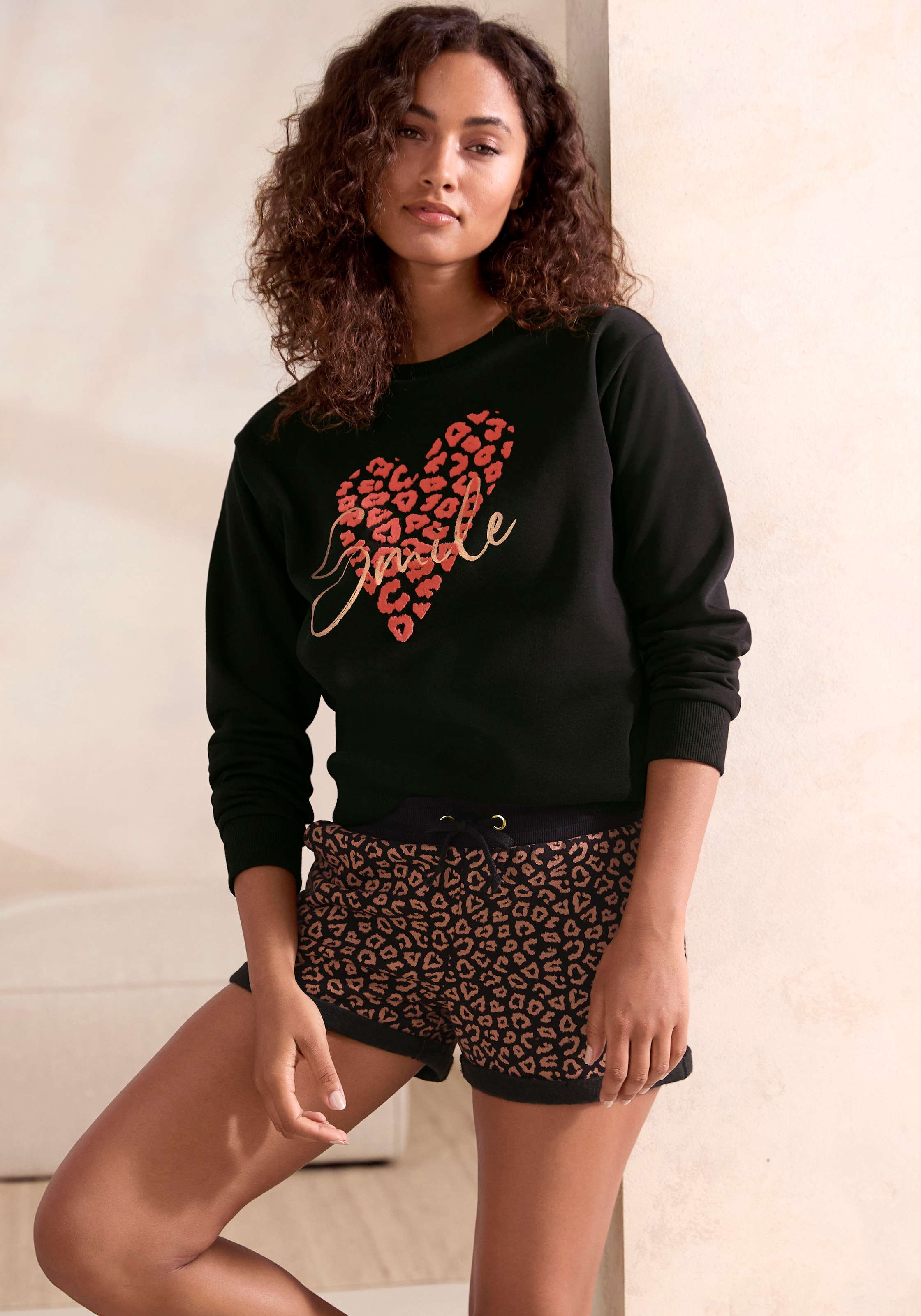 LASCANA Sweatshirt, mit Herz-Leo-Druck, Loungewear