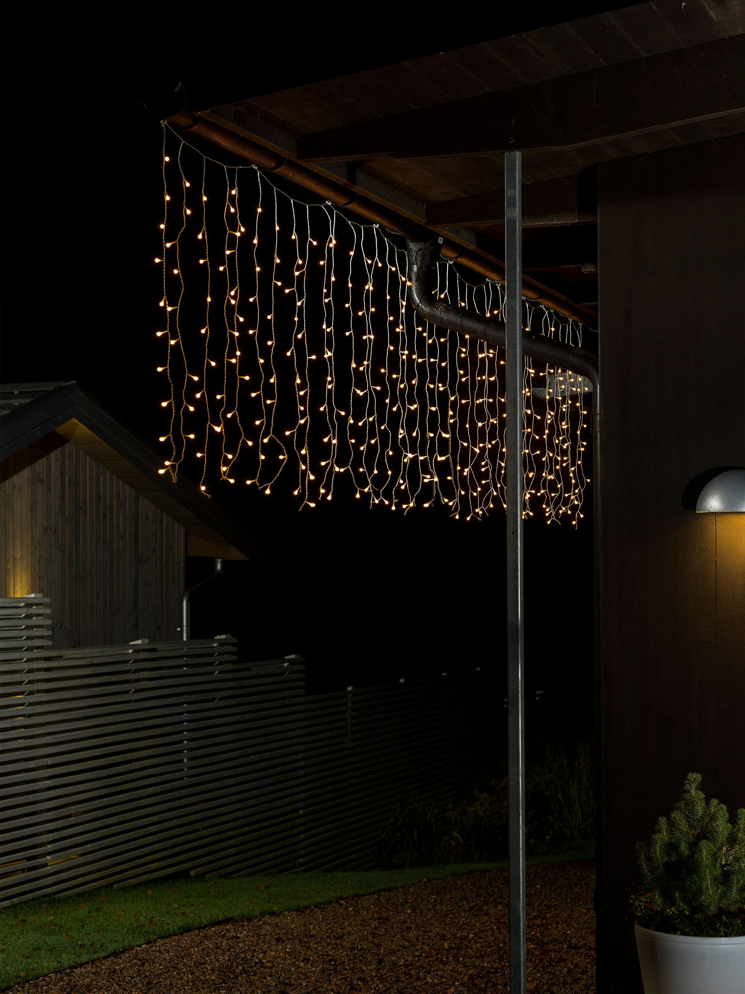 KONSTSMIDE LED-Lichtervorhang, 400 St.-flammig, LED Lichtervorhang, mit weißen Globes, 400 warm weiße Dioden