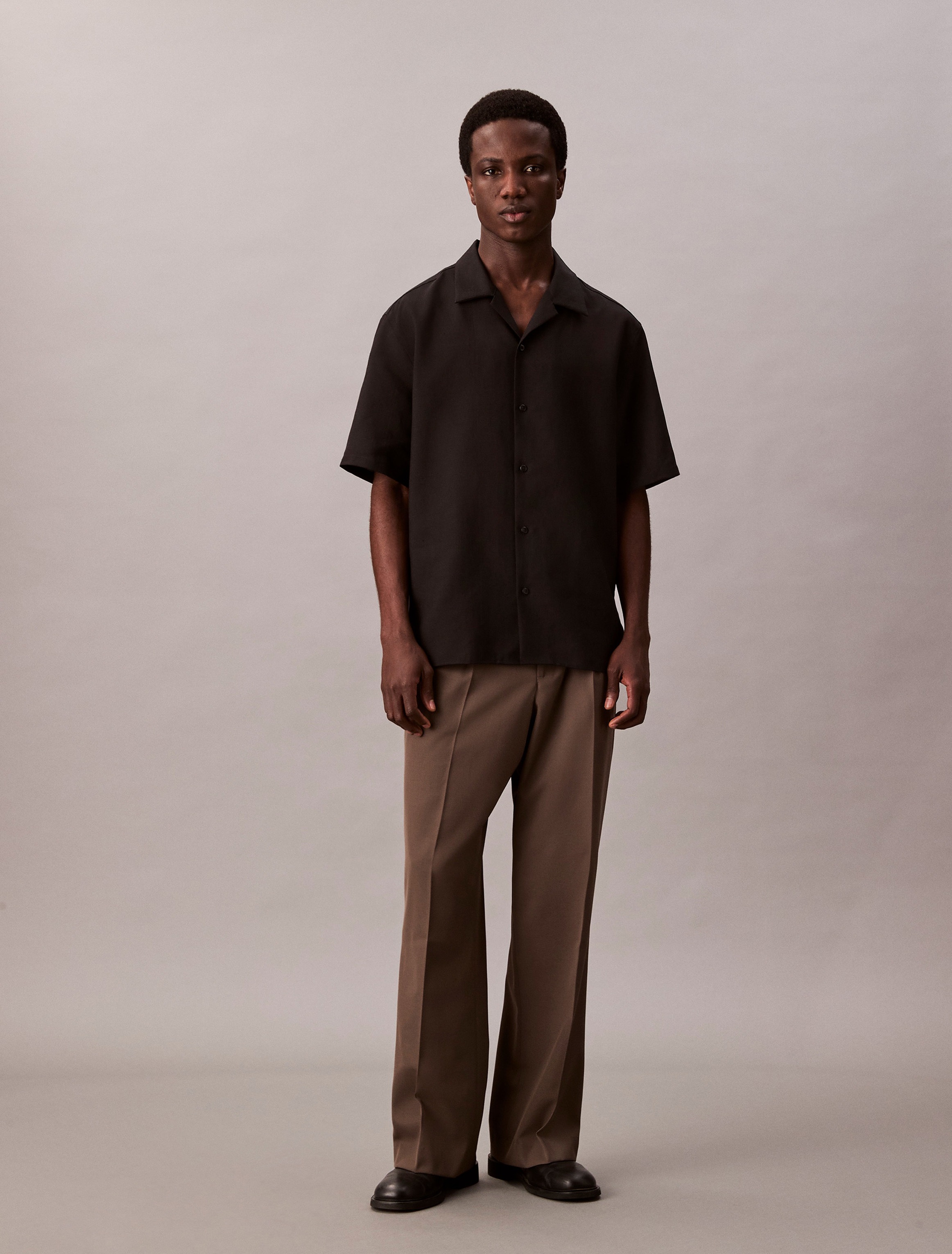 Calvin Klein Kurzarmhemd »SS TRVLR LNN CMP ESY«, Mit Rundhalsausschnitt
