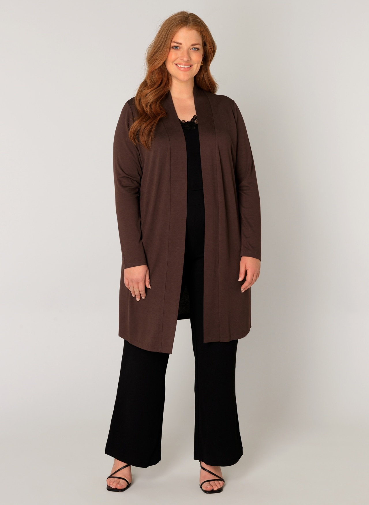 Base Level Curvy Longstrickjacke »Ayla Long«, Figurumspielende, weiche Strickqualität