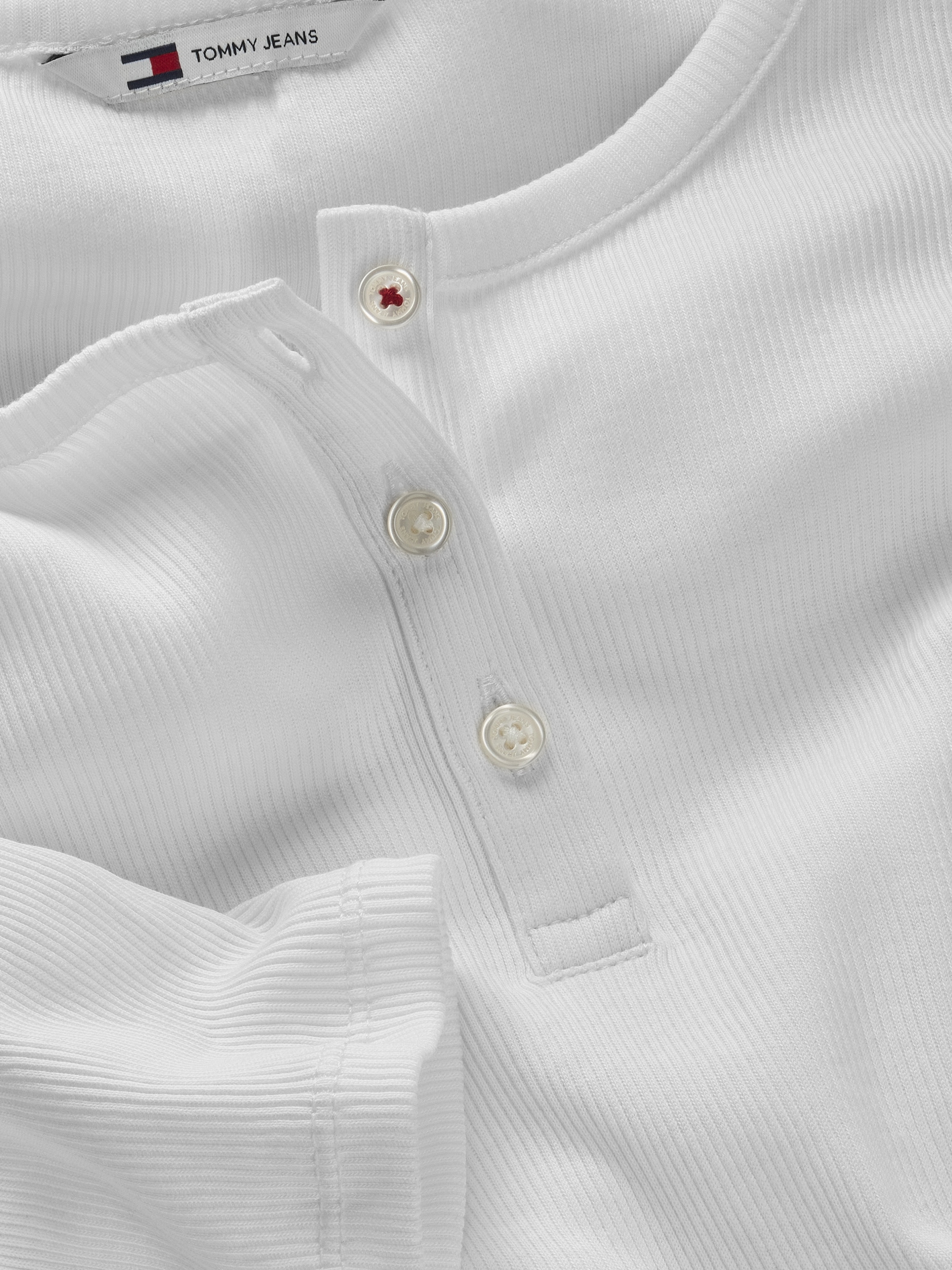 Tommy Jeans Curve Langarmshirt »TJW SLIM BUTTON RIB«, in Großen Größen, Rippoptik, mit Loogstickerei