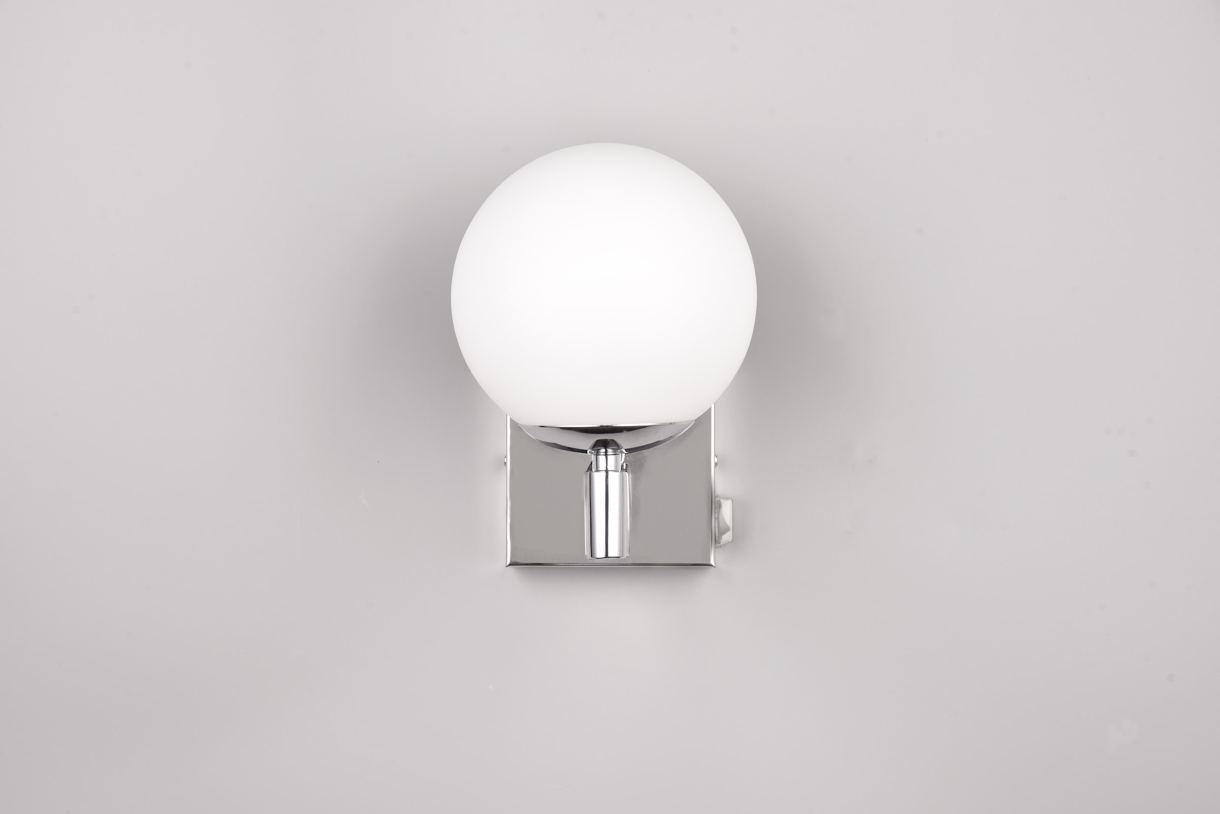 TRIO Leuchten Wandleuchte »KULA, Badezimmer Wandlampe, exkl. 1x E14 max 10W, mit Schalter, IP44« E14 1 Stk. warmweiß - kaltweiß Badlampe, Badleuchte mit Glasschirm Ø 14cm, chromfarbig, Kippschalter