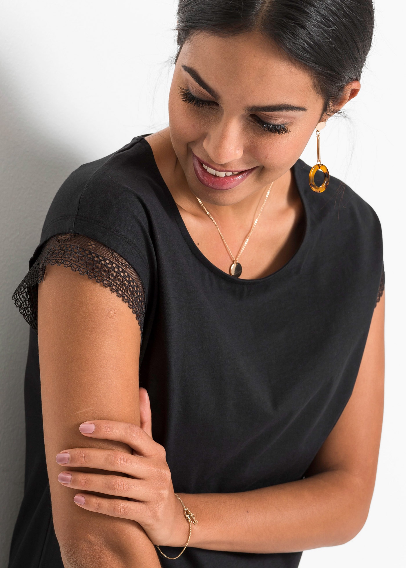 bonprix T-Shirt bequeme Passform, überschnittene Schultern, mit Spitzendetails