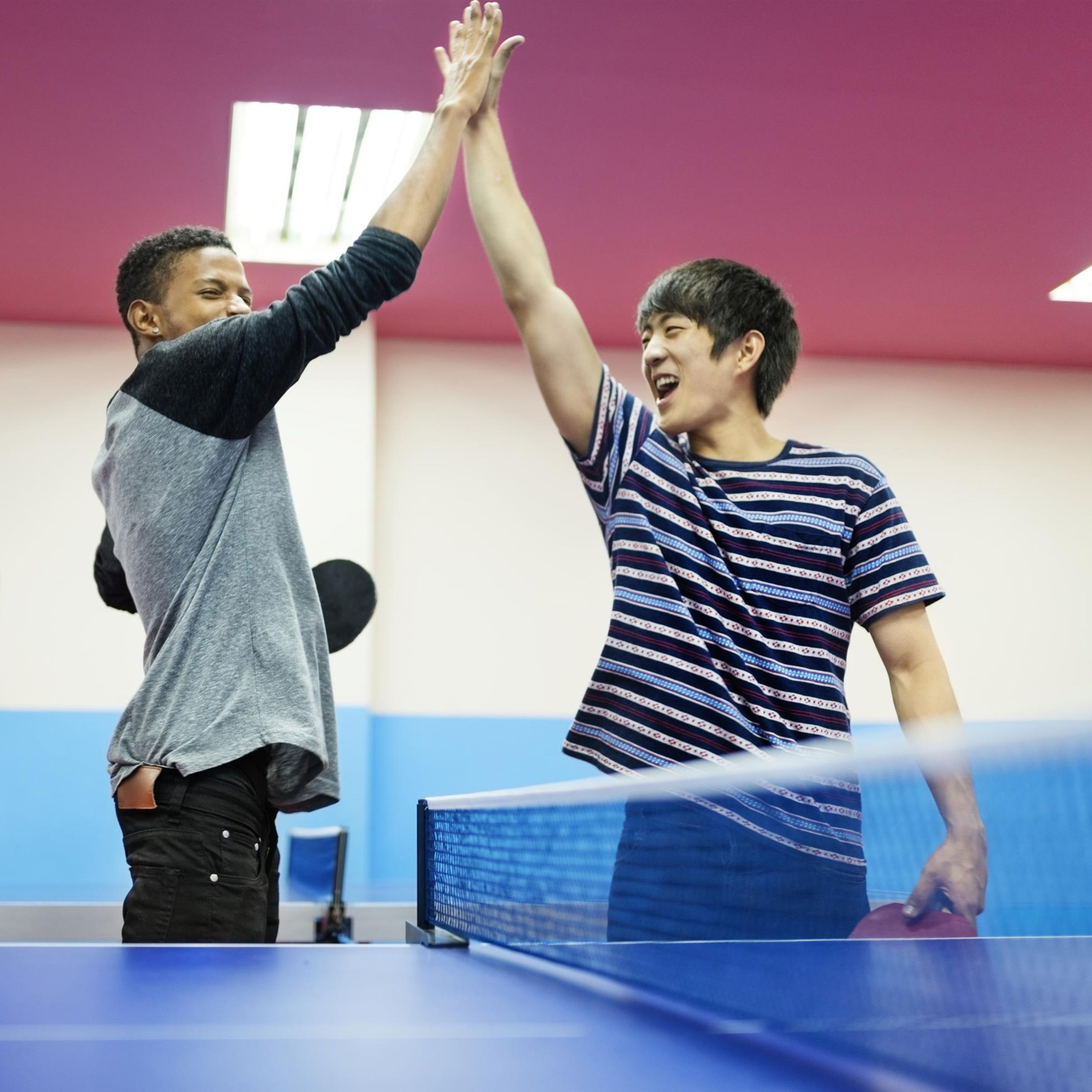 L.A. Sports Tischtennisnetz »Netzgarnitur wetterfest geeignet für Plattenstärke bis 4,9 cm«, (Set, mit Pfosten, Netz, Spannkette und Netzlehre), Höhenverstellbar mit Drehmechanismus