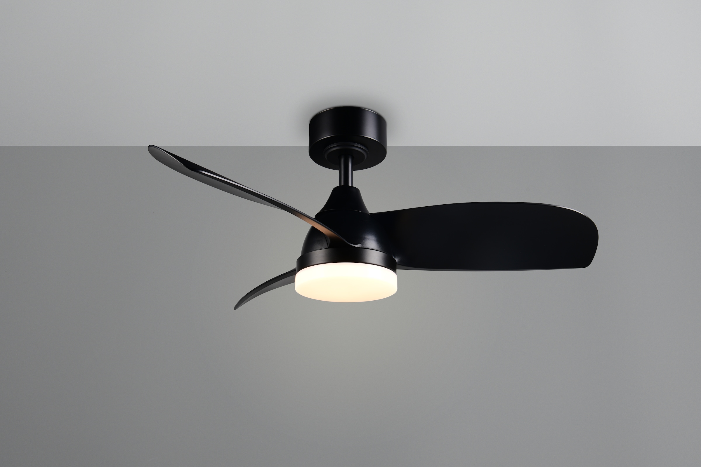 REALITY Leuchten LED Deckenleuchte »HELSINKI mit Ventilator, Deckenventilator mit Licht inkl Fernbedienung« LED-Board 1 Stk. warmweiß - kaltweiß 6 Geschwindigkeiten höhenverstellbar Vor-& Rücklauf dimmbar Nachtlicht