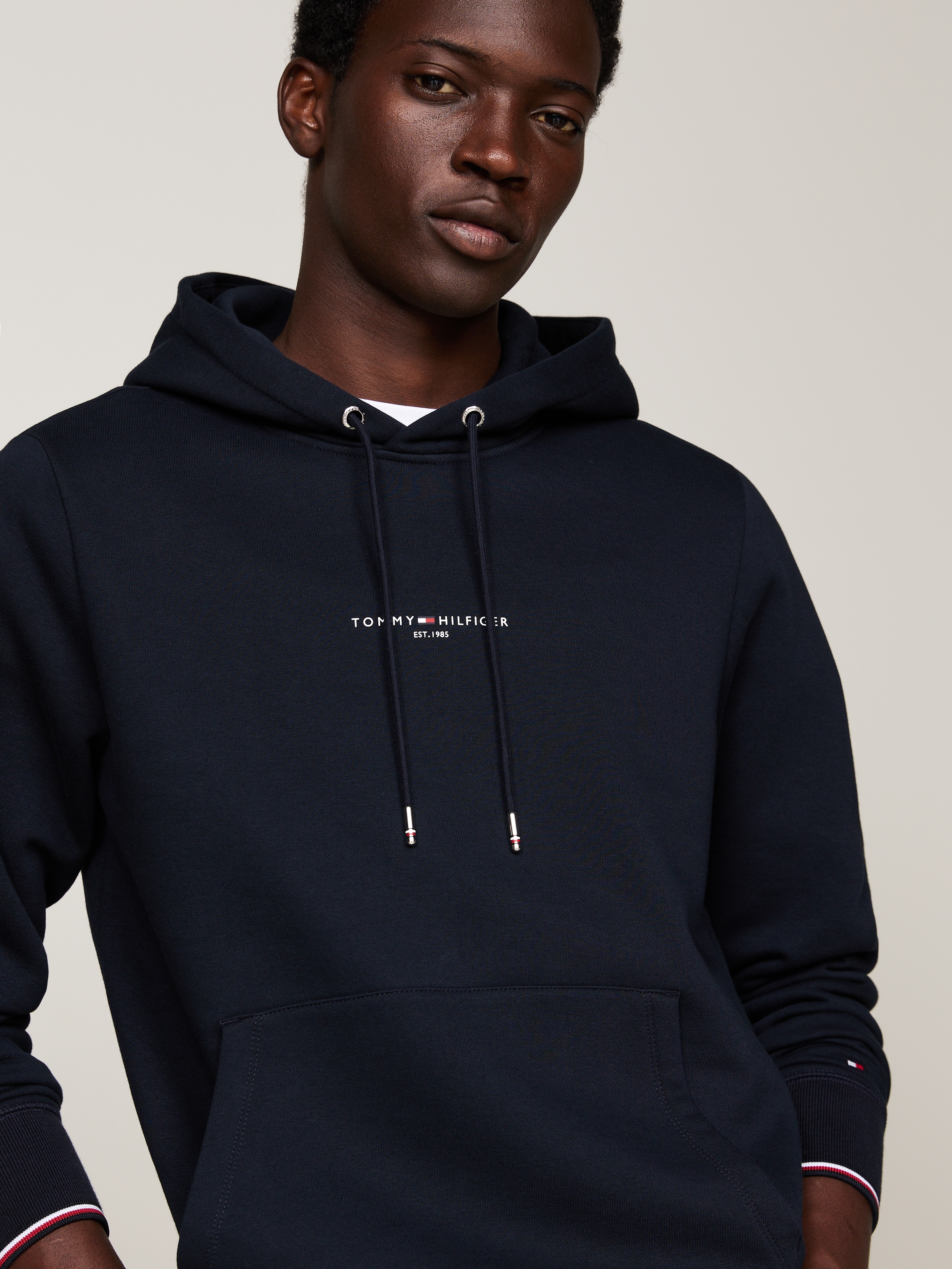 Tommy Hilfiger Hoodie »TOMMY LOGO TIPPED HOODY«, Tommy-Tape innen am Ausschnitt, Flag-Stickerei am Ärmel