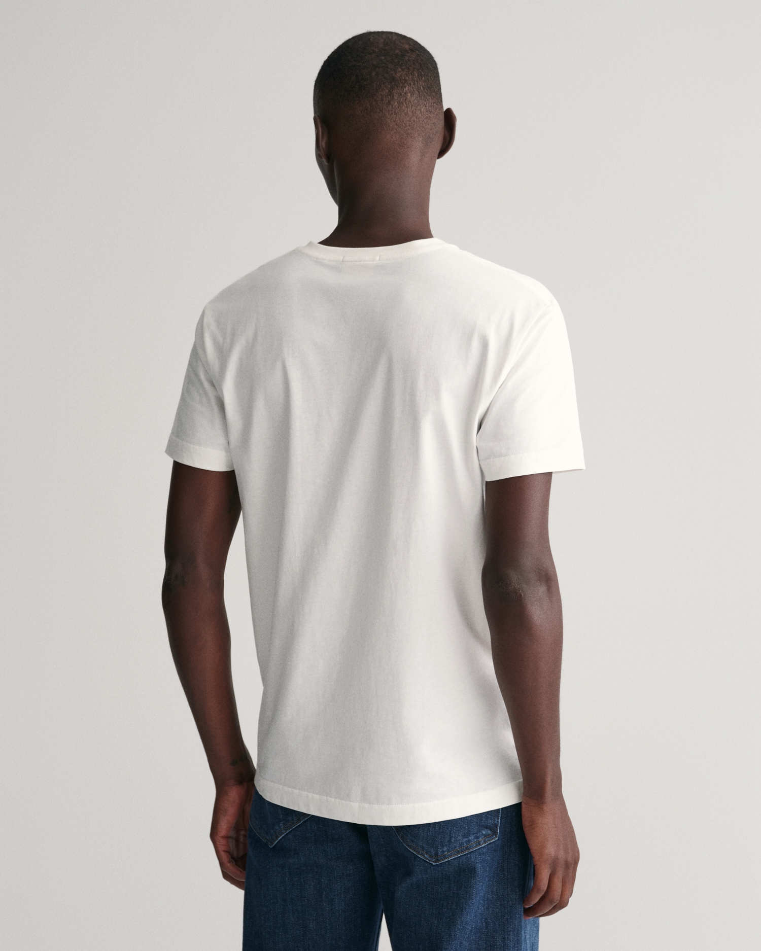 Gant T-Shirt »SLIM SHIELD V-NECK T-SHIRT«, mit einer kleinen Logostickerei auf der Brust