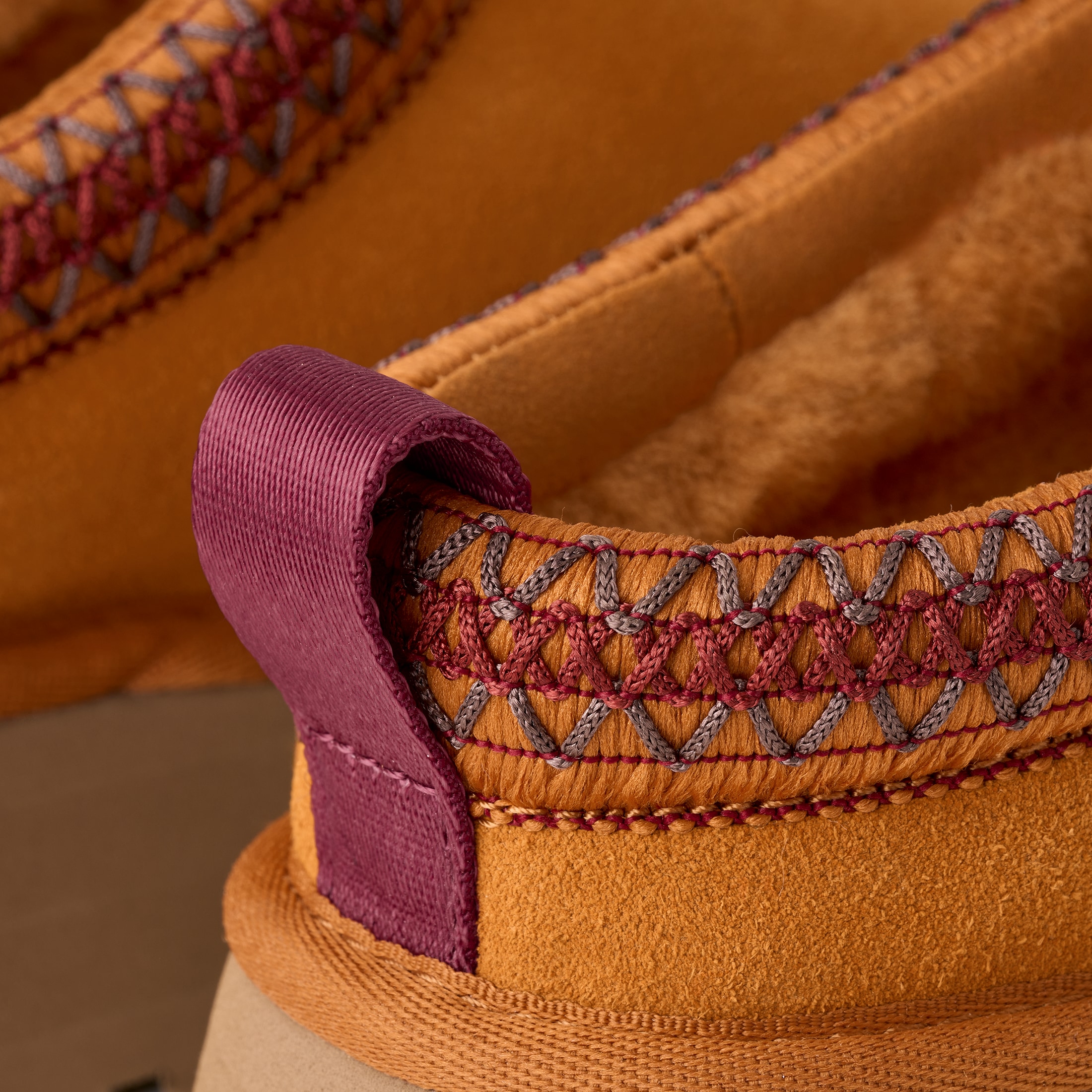 UGG Slipper »W TAZZ II«  Pantoffel, Schlupfschuh, Mule mit Textilborde im Ethno-Look