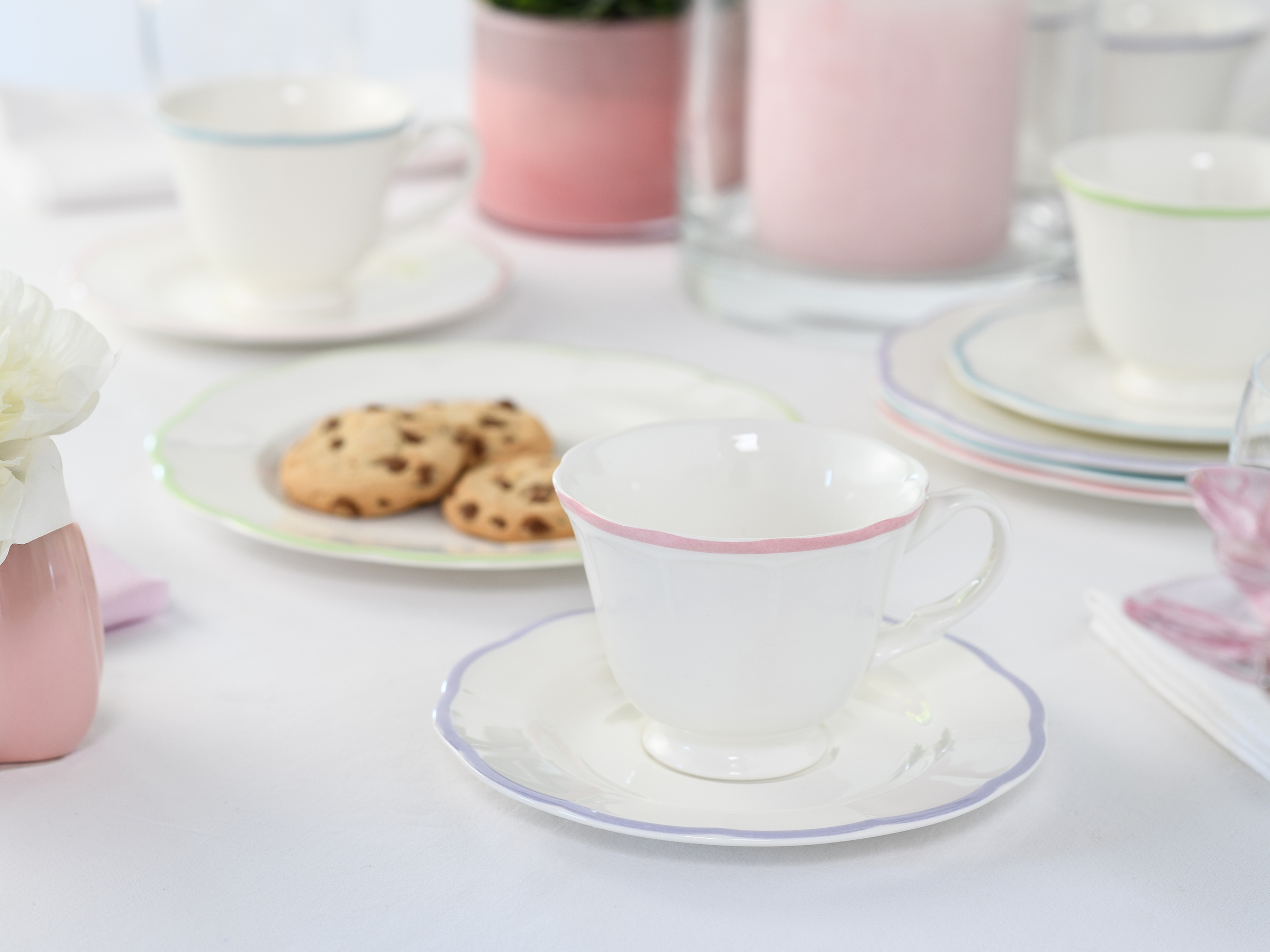 CreaTable Kaffeeservice »Florine Bunt, Service 12-tlg.« Elegant, Klassische Form, Zart gewellte Ränder