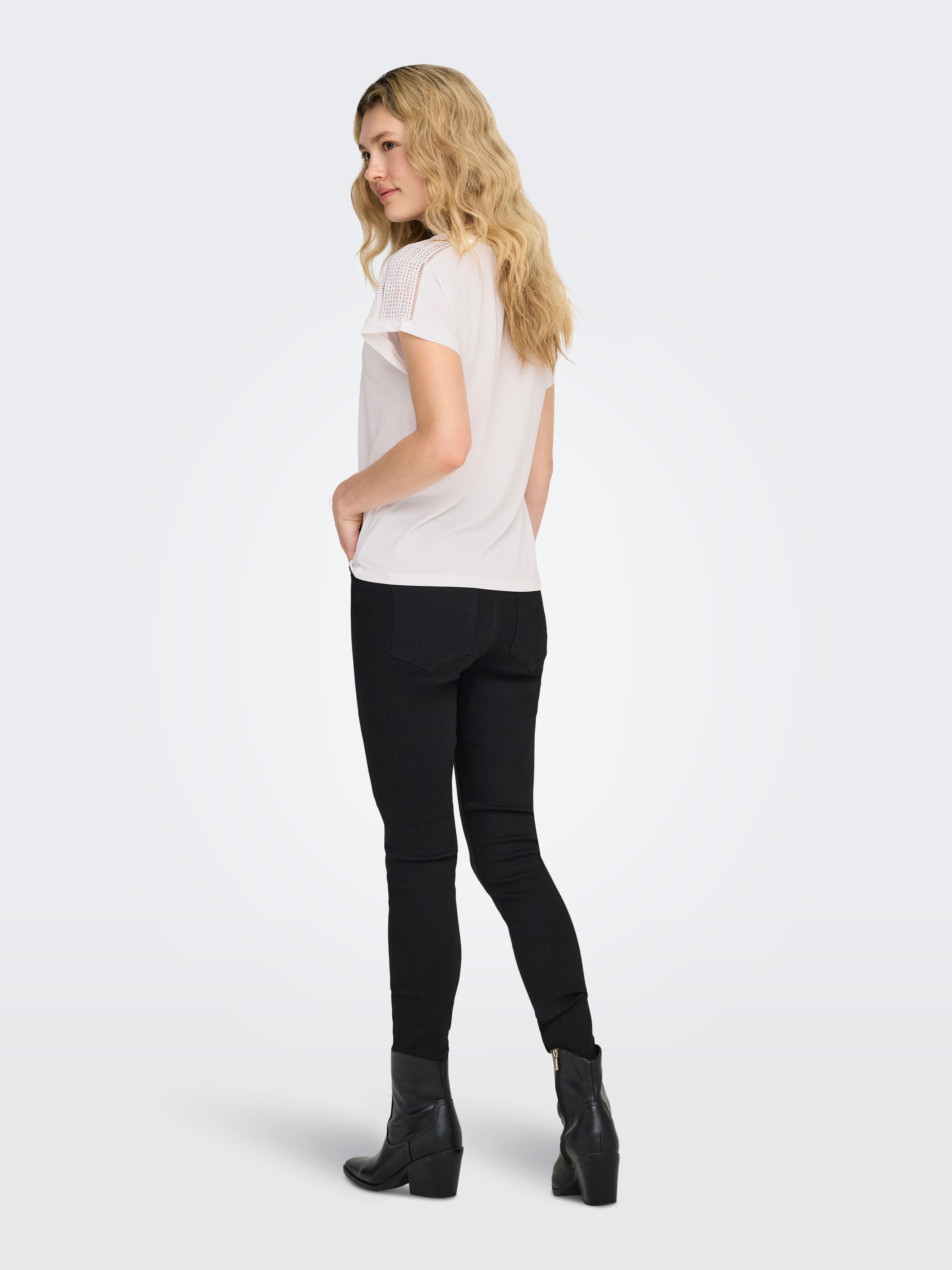 ONLY V-Shirt »ONLFREE LIFE S/S V-NECK LACE TOP JRS« Materialmix, loose fit, V-Ausschnitt