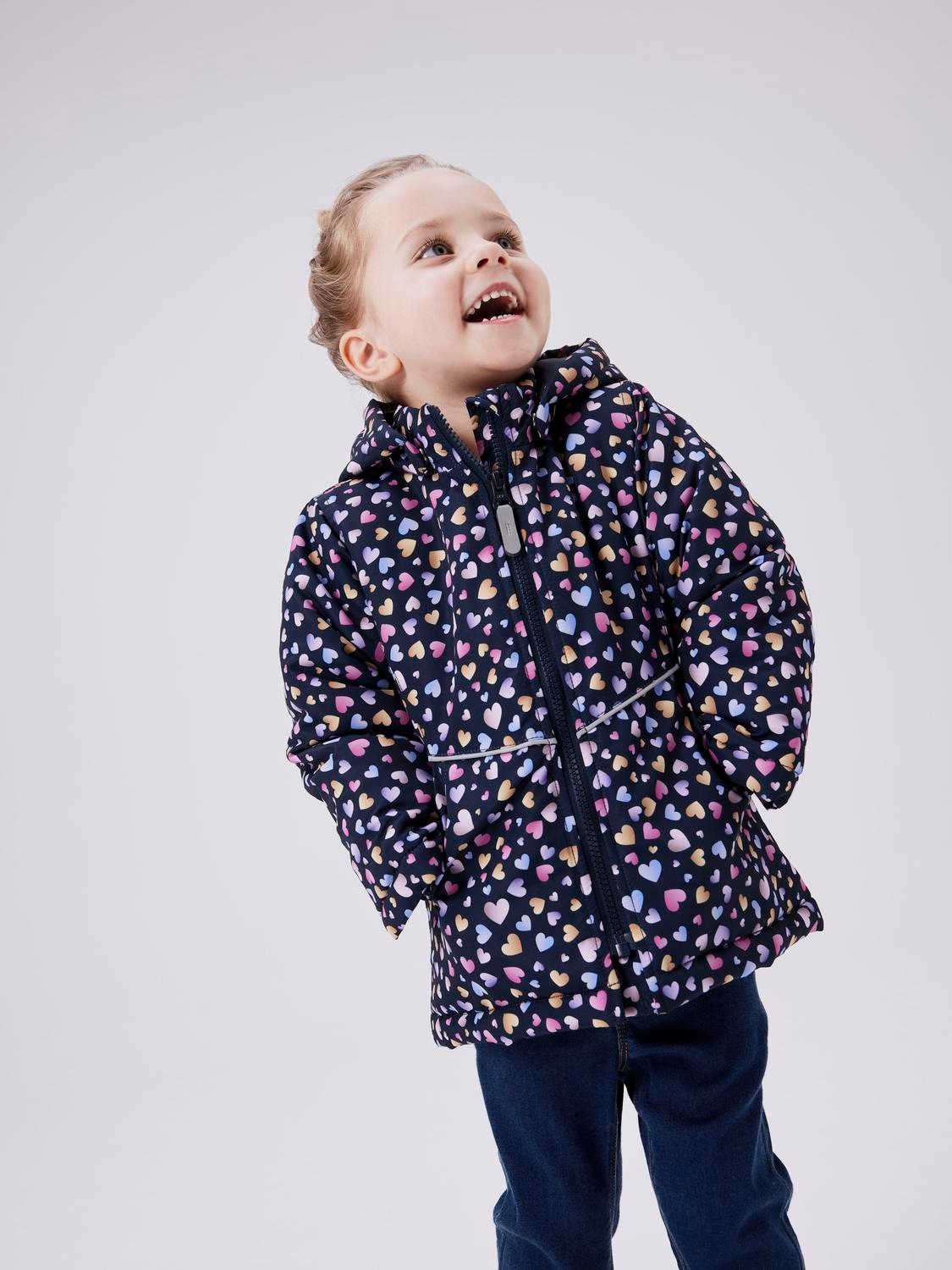 Name It Funktionsjacke »NMFMAXI JACKET AOP NOOS«, mit Kapuze, Abnehmbare Kapuze für Sicherheit, Dekorative, reflektierende Details