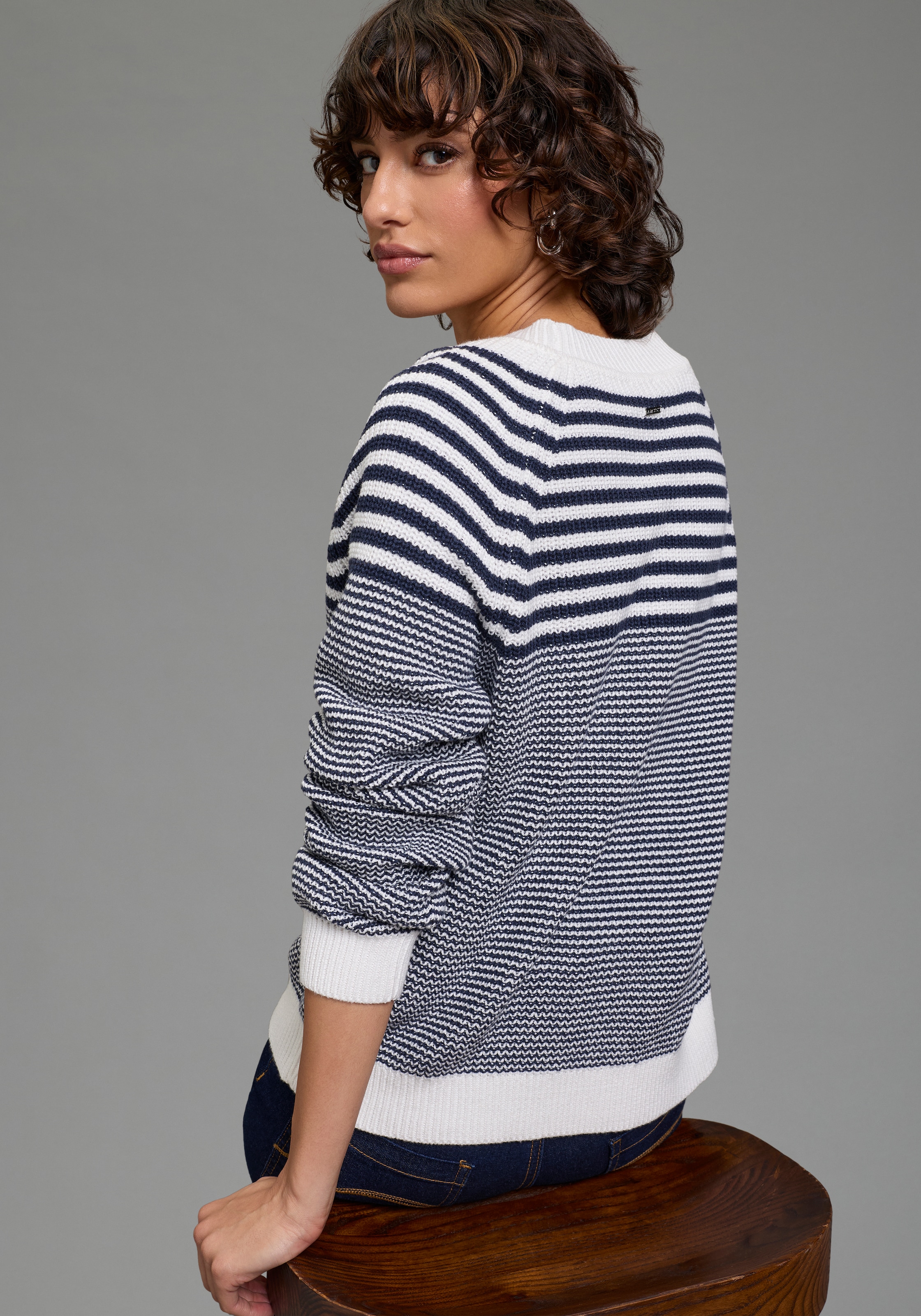 Laura Scott Strickjacke mit modernen Perlstrick und V-Ausschnitt