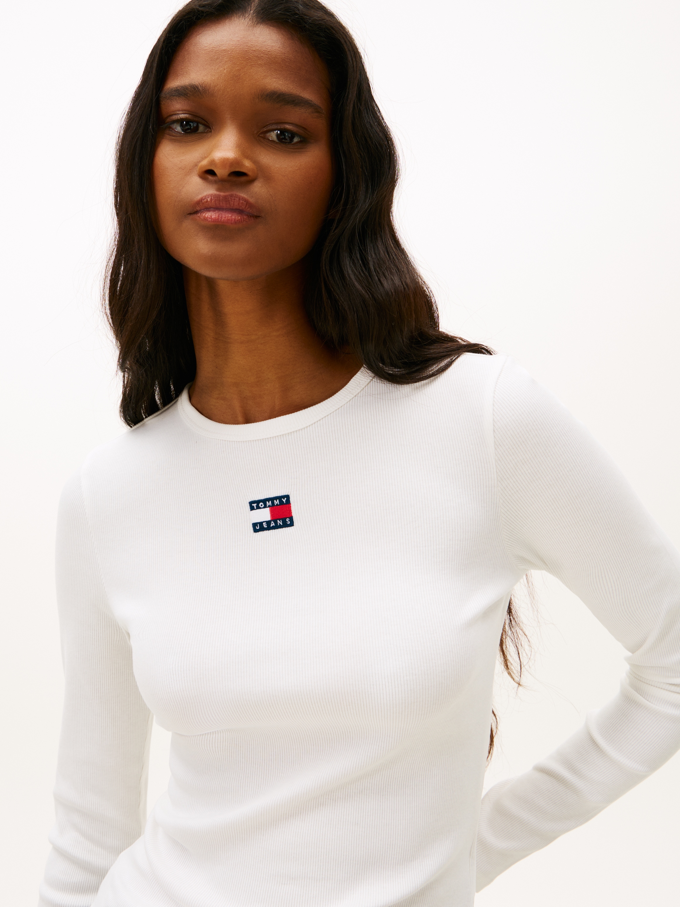 Tommy Jeans Langarmshirt »TJW SLIM LS BADGE TEE EXT« Baumwollmischung, Stretch, slim fit