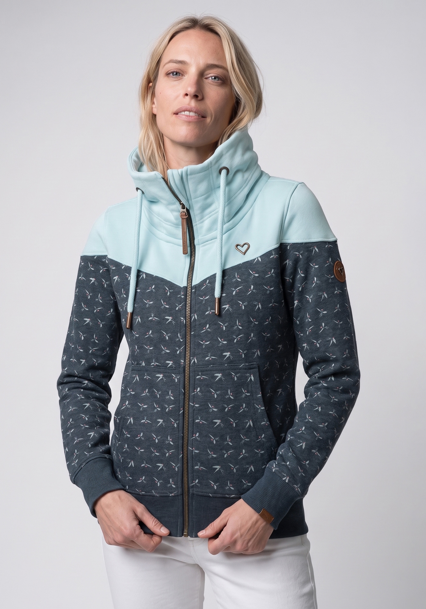 Alife & Kickin Sweatjacke »ValinaAK B« mit hohem regulierbaren Stehkragen in toller Sweat-Qualität