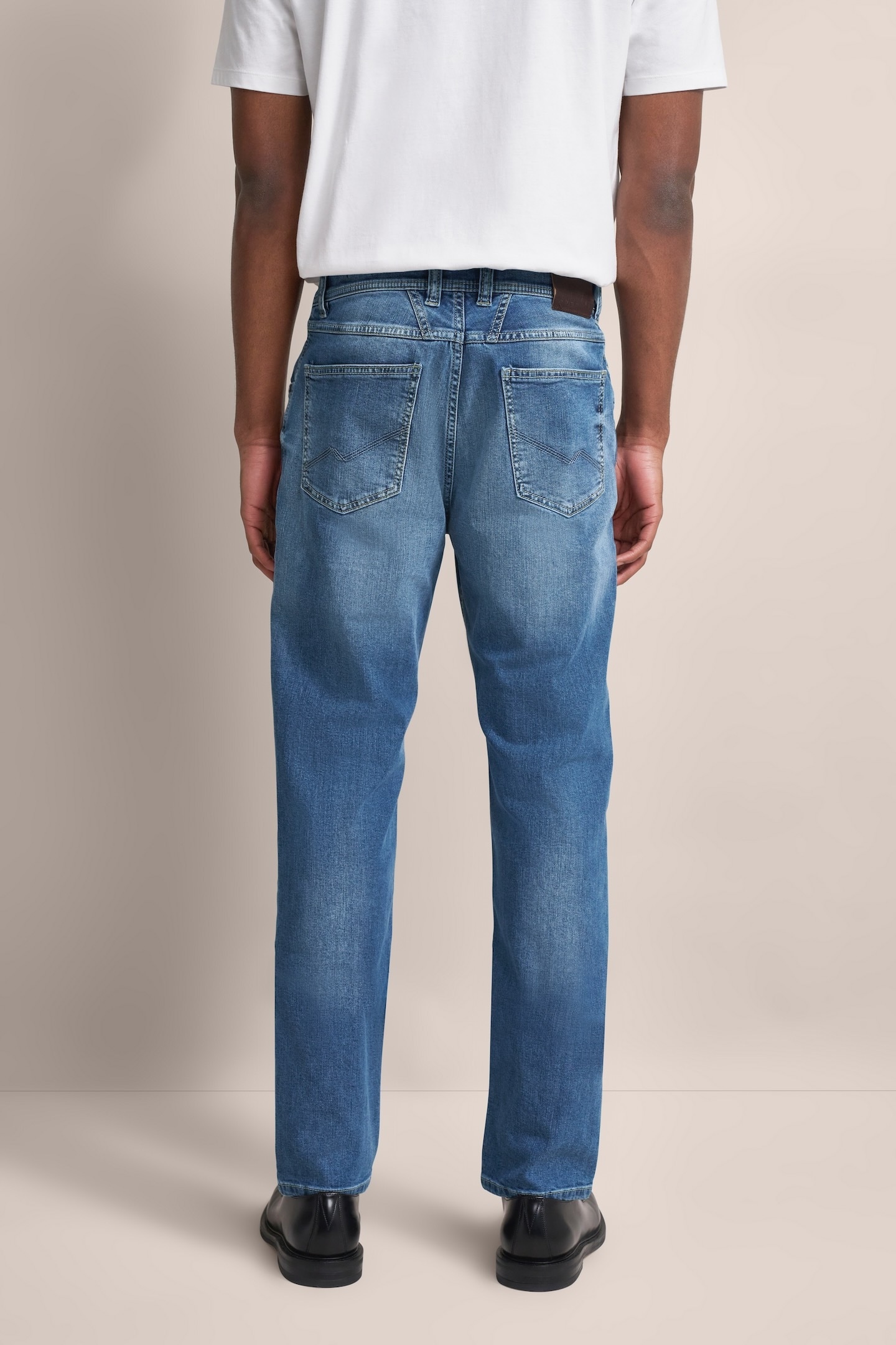 bugatti 5-Pocket-Jeans, mit einem leichten Used-Look