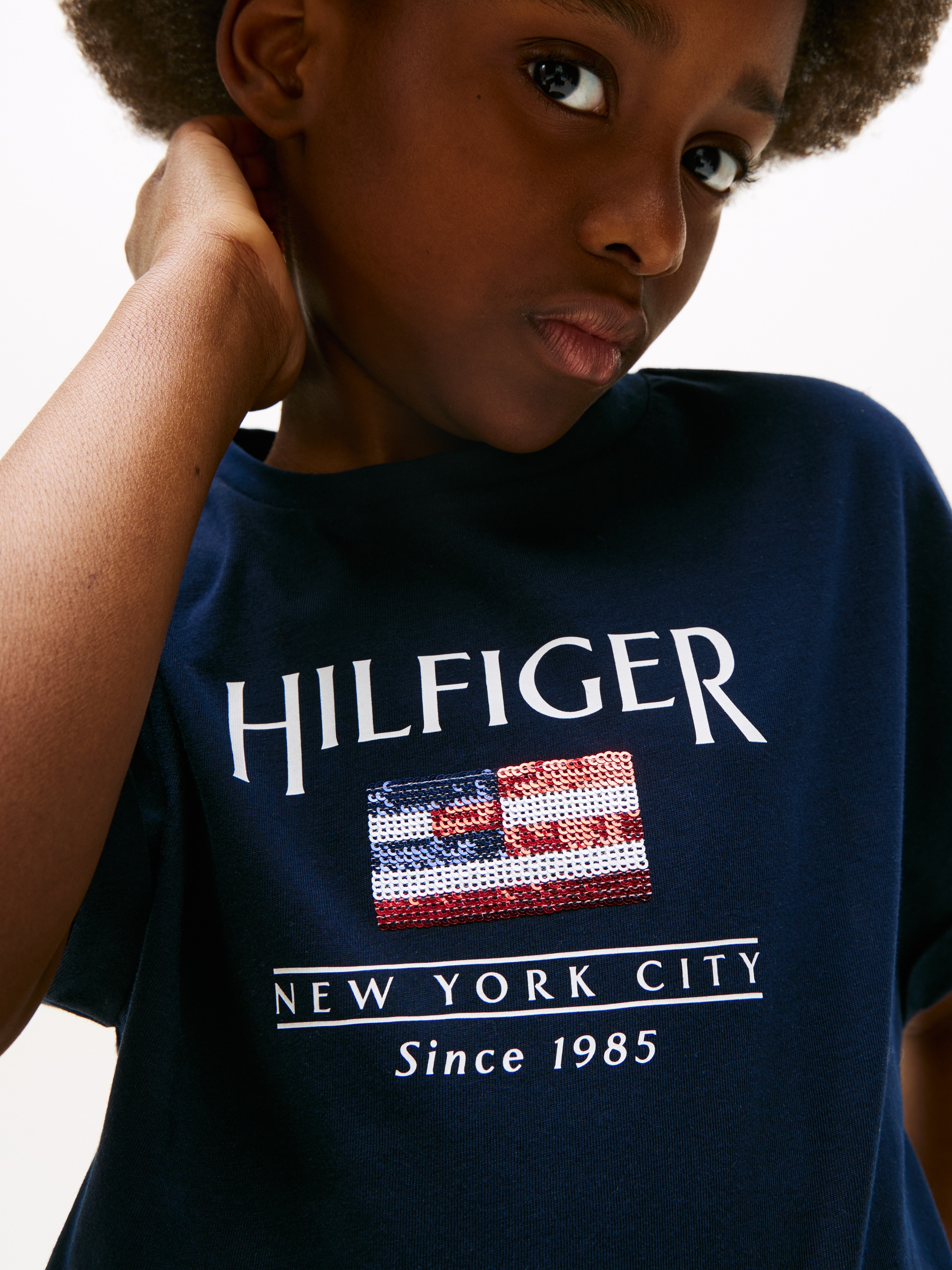 Tommy Hilfiger Kurzarmshirt »HILFIGER SEQUINS FLAG TEE SS«, mit Pailetten, mit Logodruck